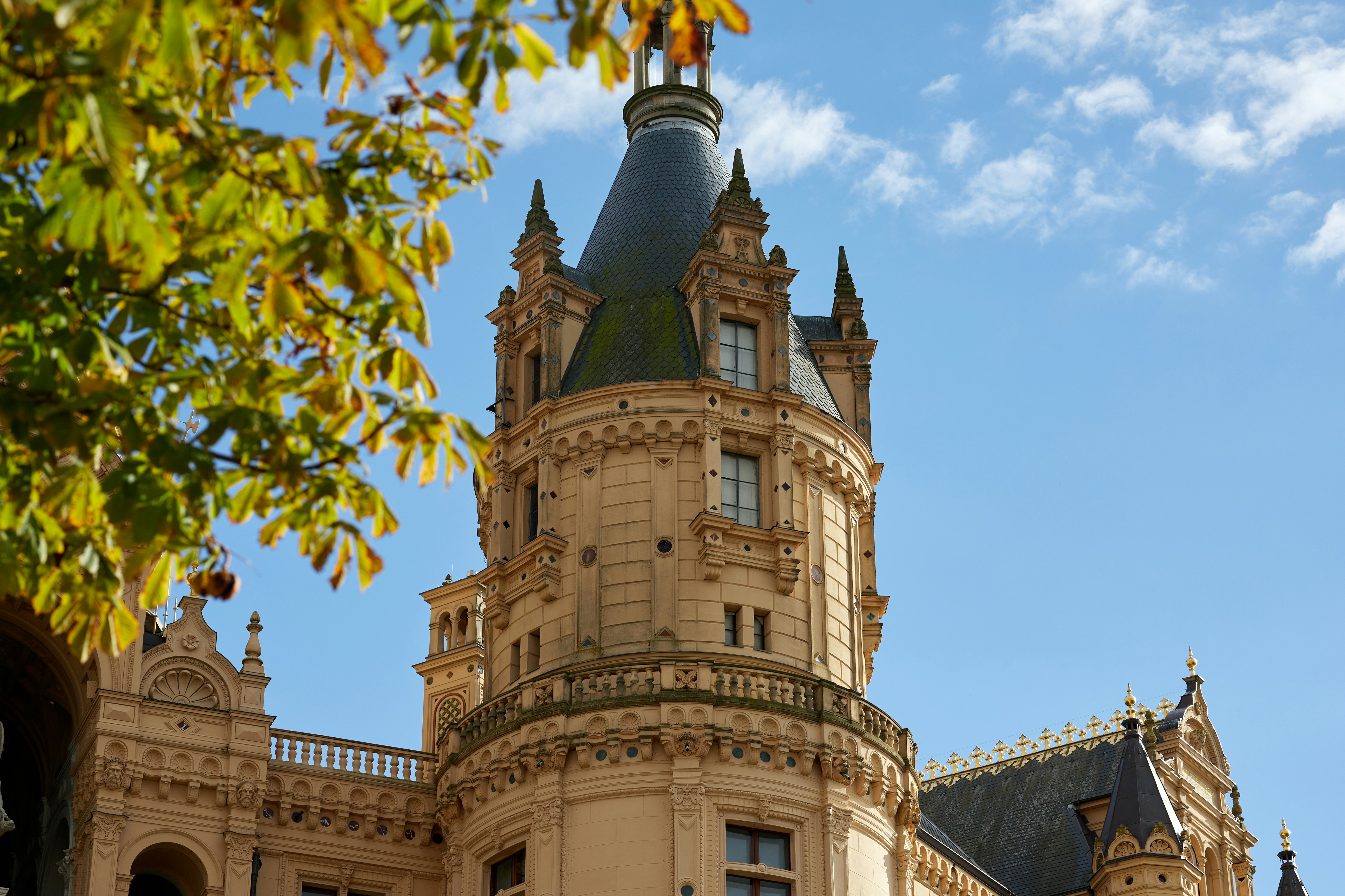 Ein großes Gebäude mit einer Uhr auf der Spitze