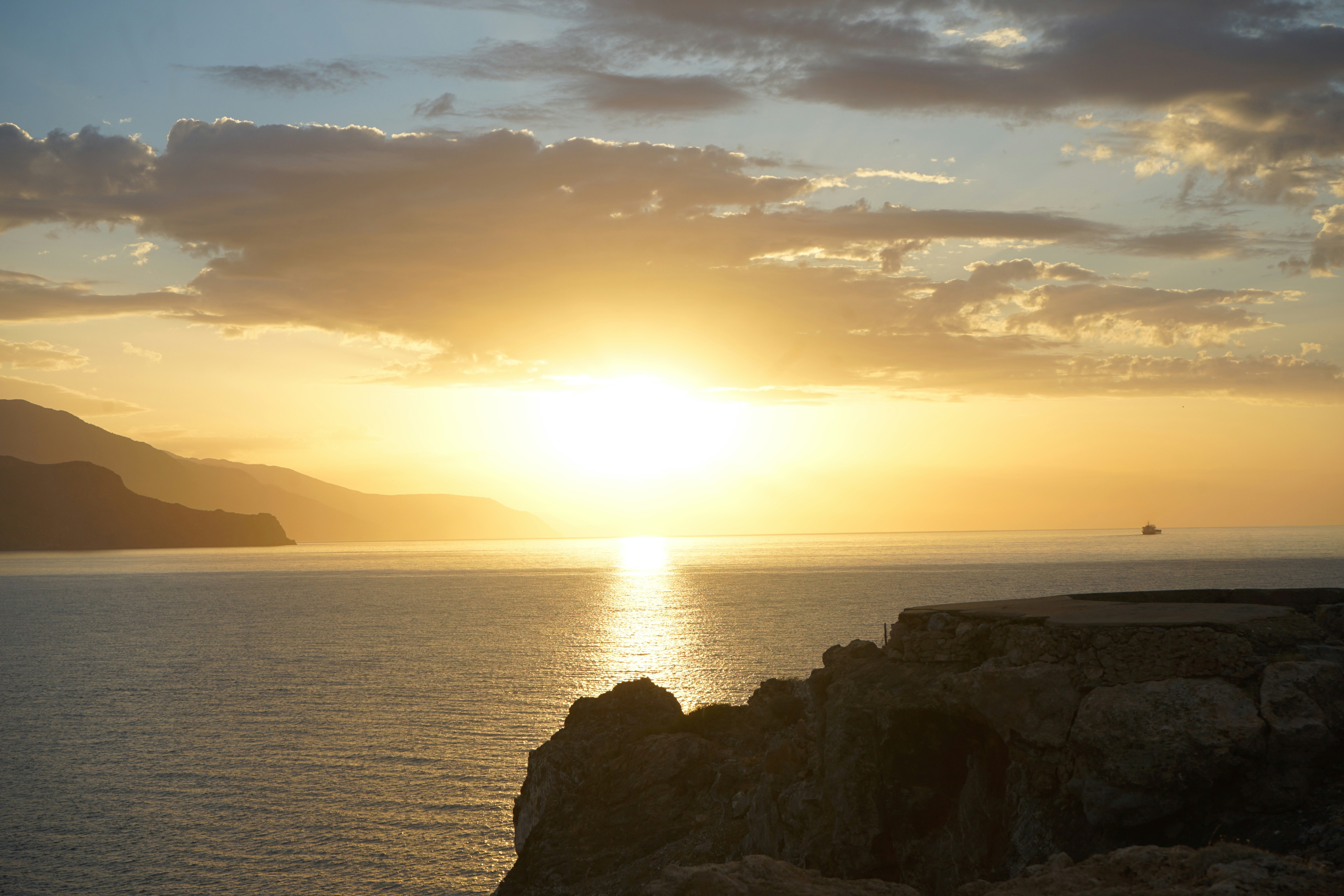 “Darkness cannot drive out darkness: only light can do that. Hate cannot drive out hate: only love can do that.” ― Martin Luther King Jr., A Testament of Hope: The Essential Writings and Speeches. - Sunrise over Paleochora, Crete, Greece. - „Ciemność nie może wypędzić ciemności: tylko światło może to zrobić. Nienawiść nie może wypędzić nienawiści: tylko miłość może to zrobić”. - Martin Luther King Jr, A Testament of Hope: The Essential Writings and Speeches. - Wschód słońca nad Paleochorą, Kreta, Grecja