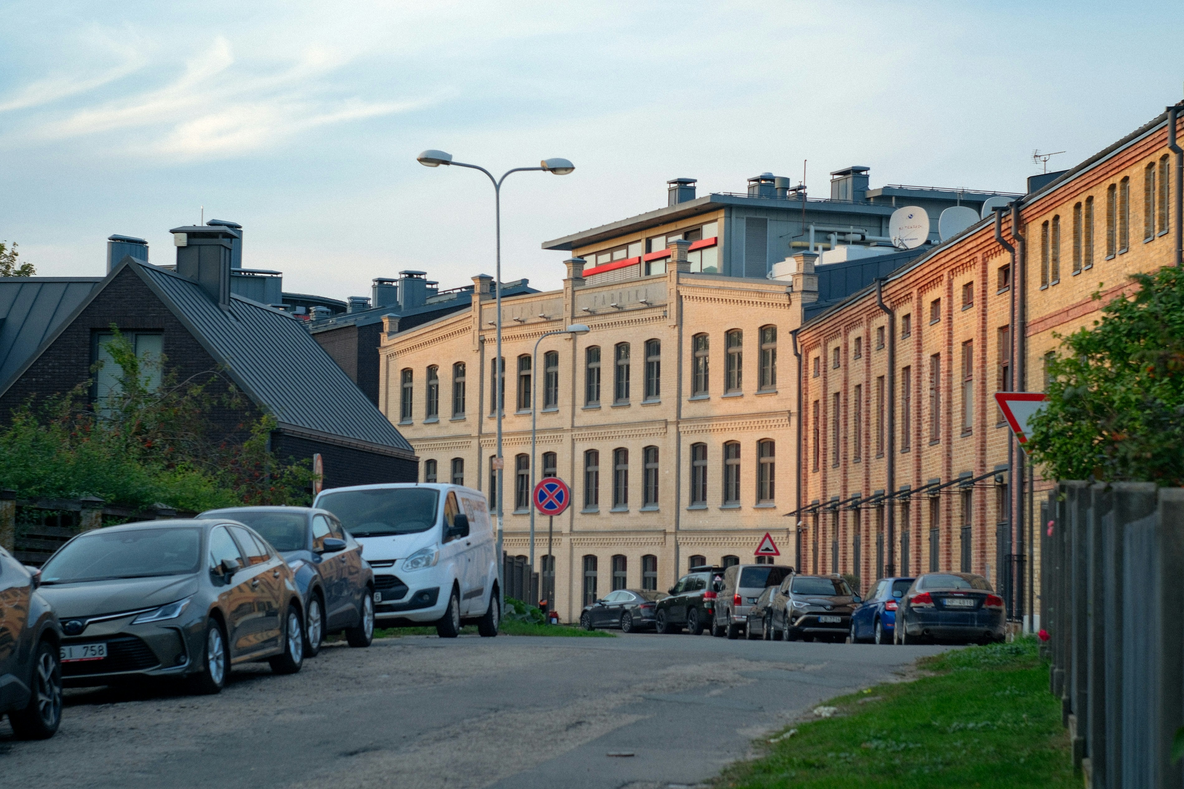 Ein Haufen Autos, die am Straßenrand geparkt sind