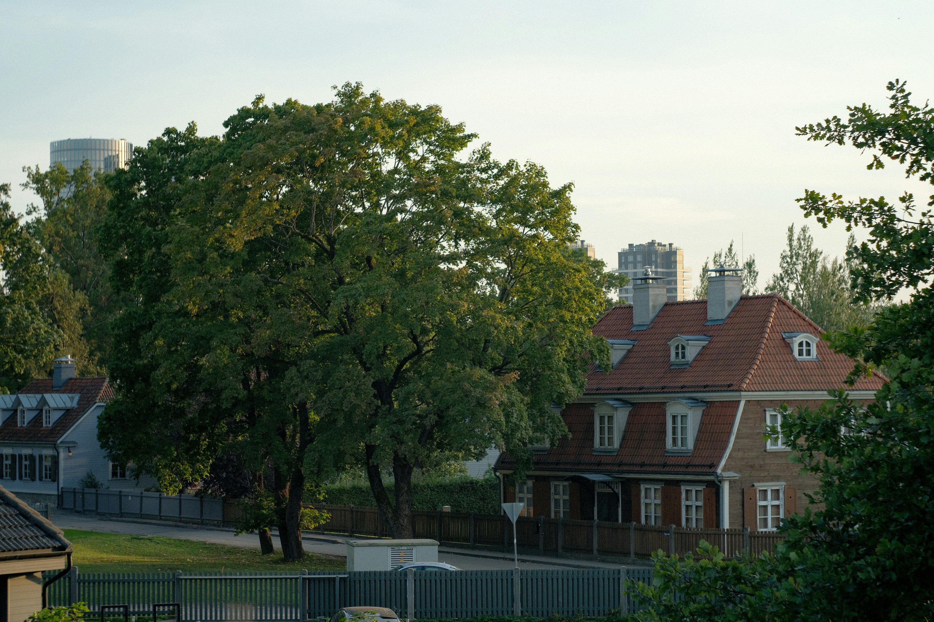 Ein Blick auf einige Häuser aus der Ferne