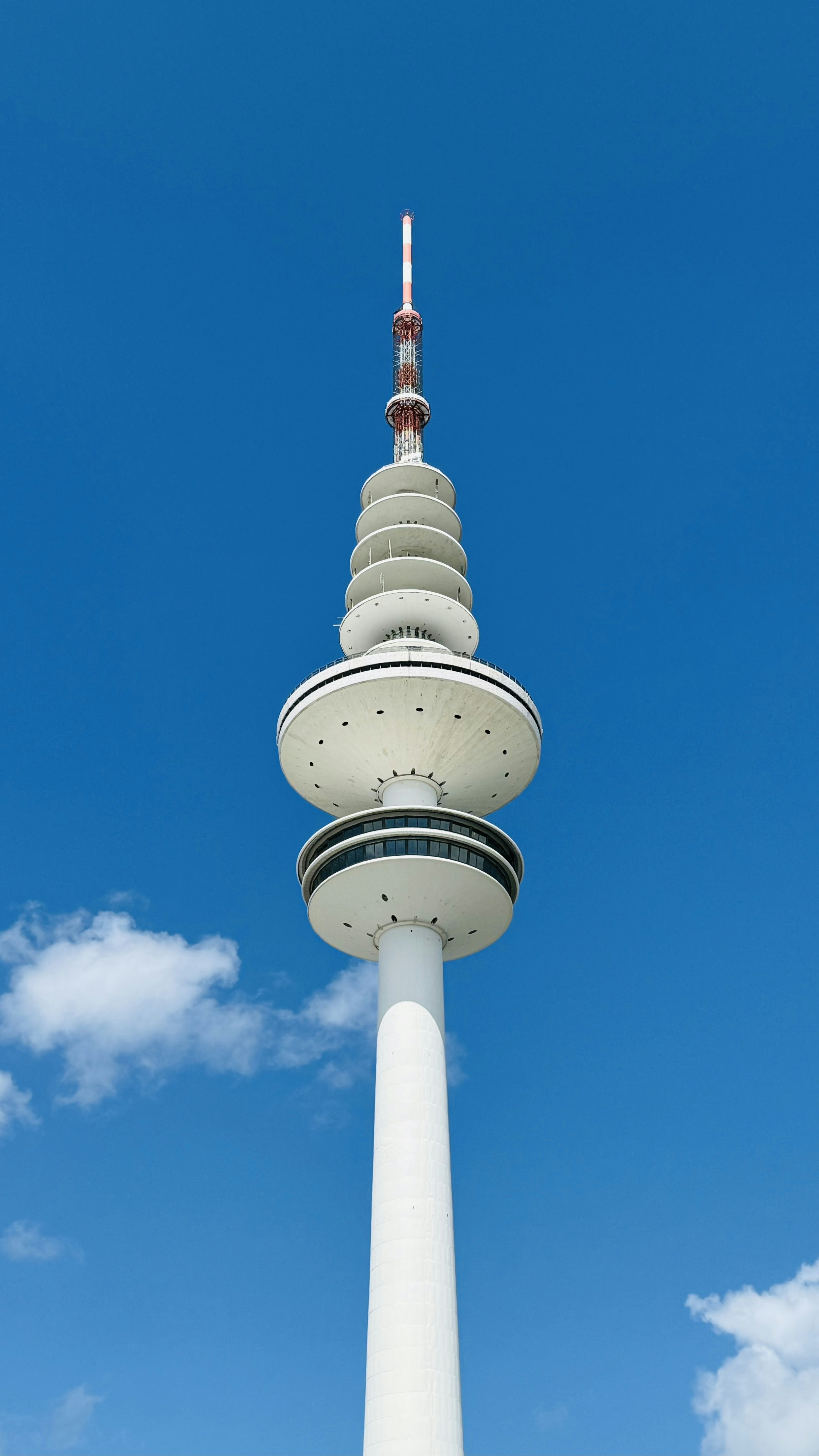 Ein hoher weißer Turm mit blauem Himmel im Hintergrund