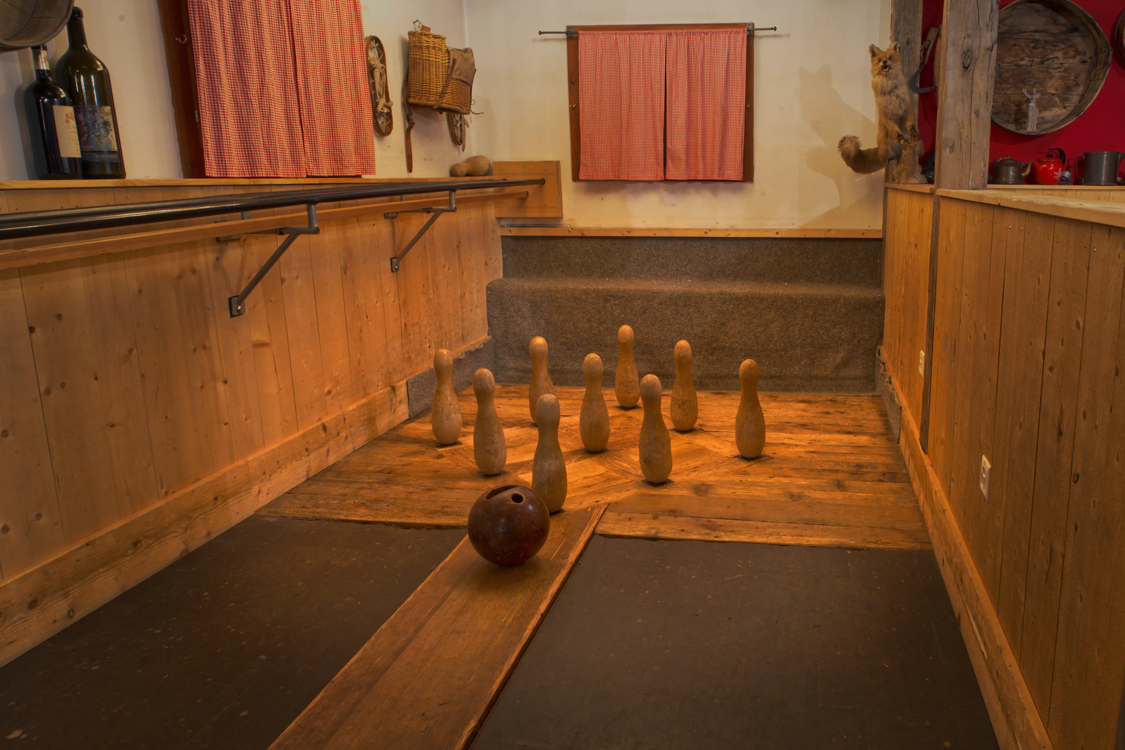 Piste de bowling avec boule et quilles