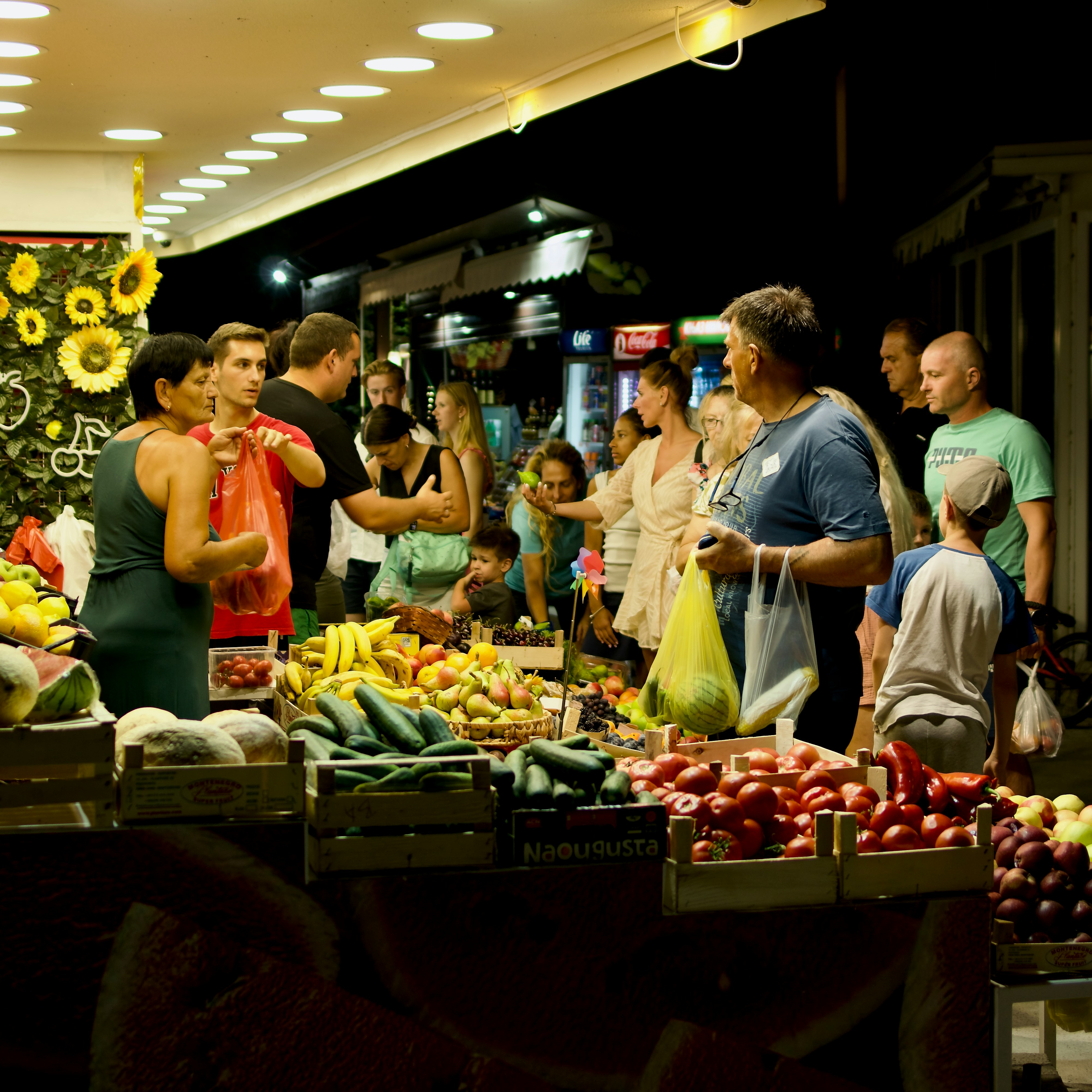 Ein belebter Street-Food-Markt in Tirana