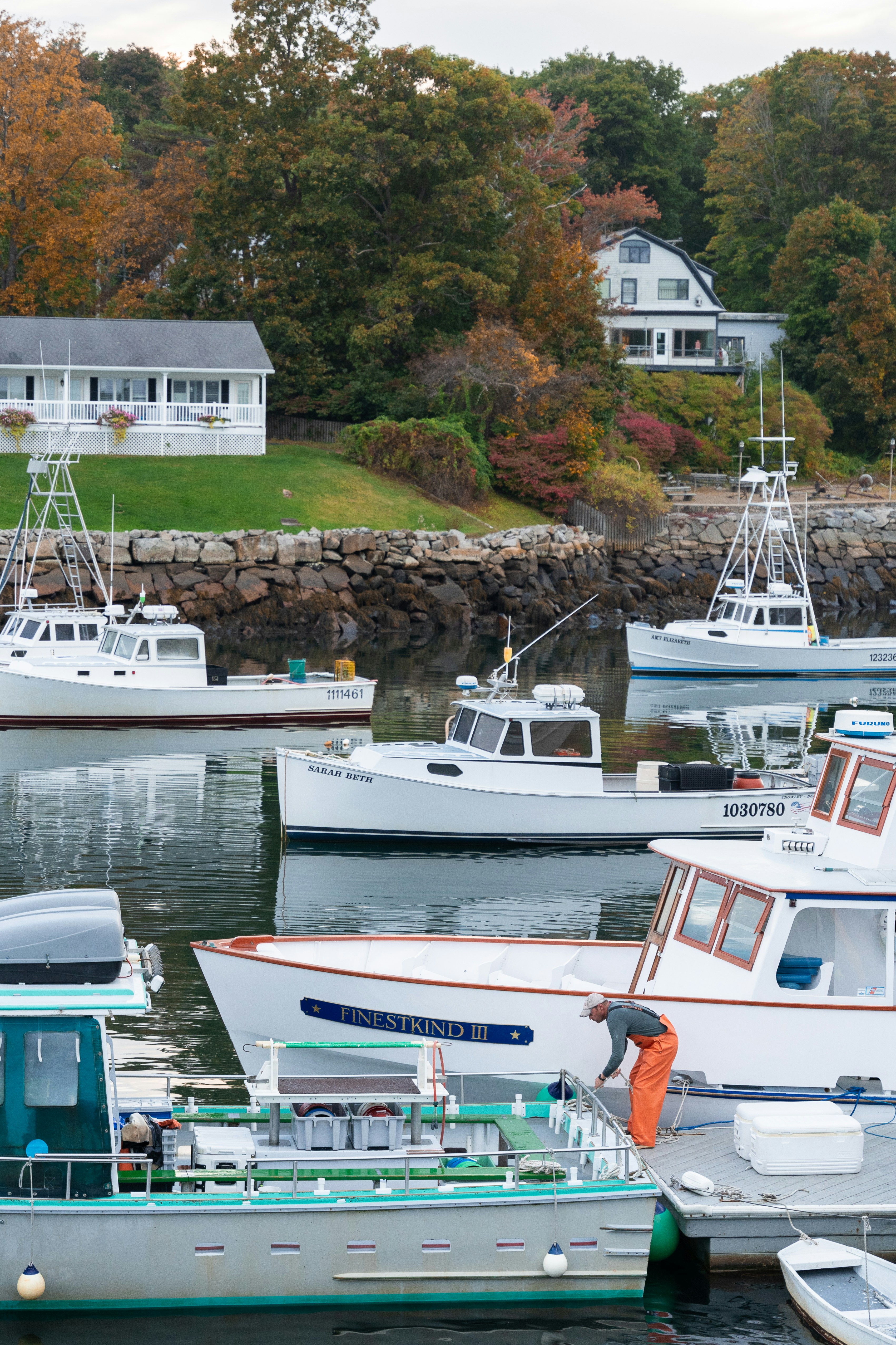A group of boats that are sitting in the water