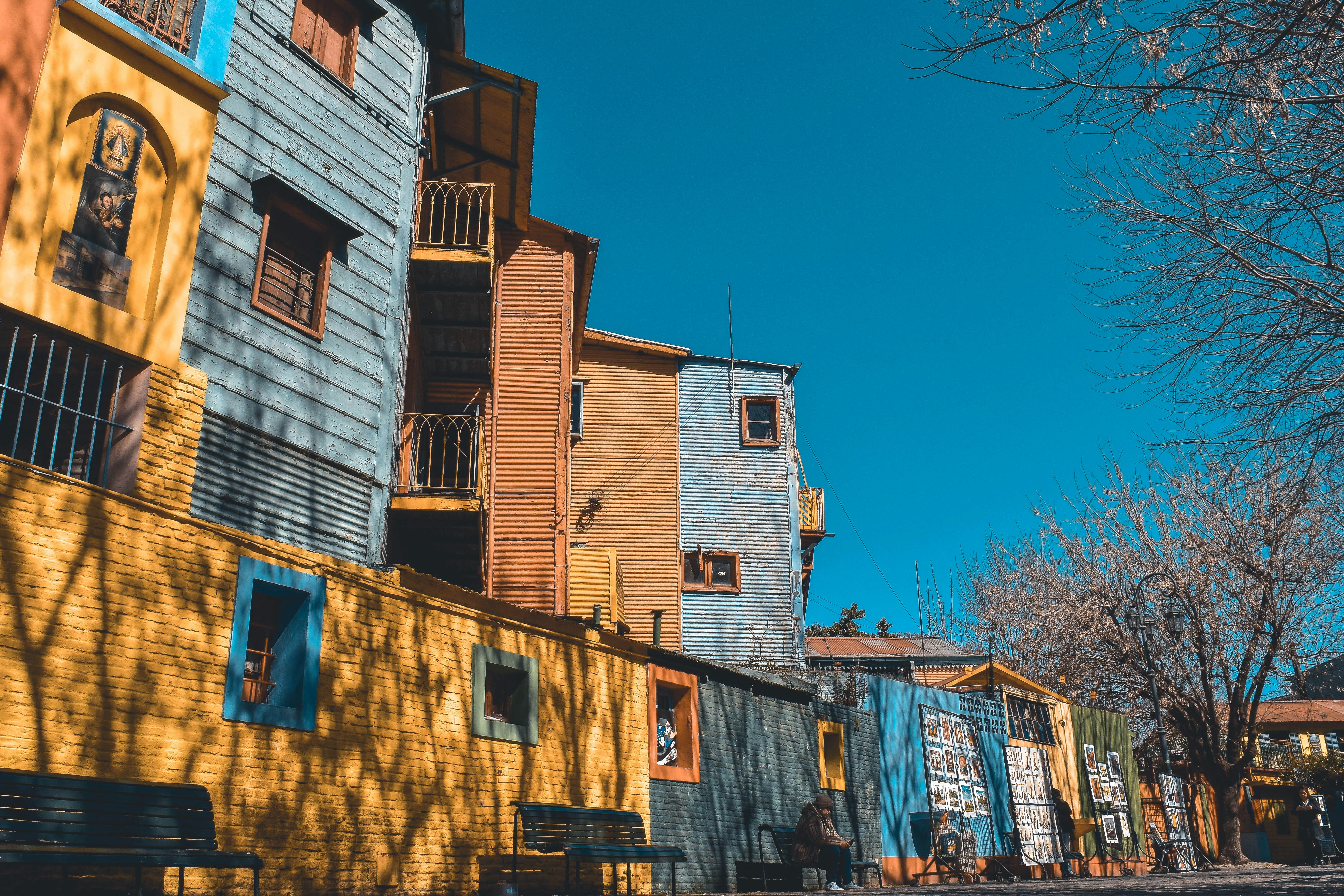 Casas coloridas no bairro La Boca em Buenos Aires, destino de intercâmbio barato