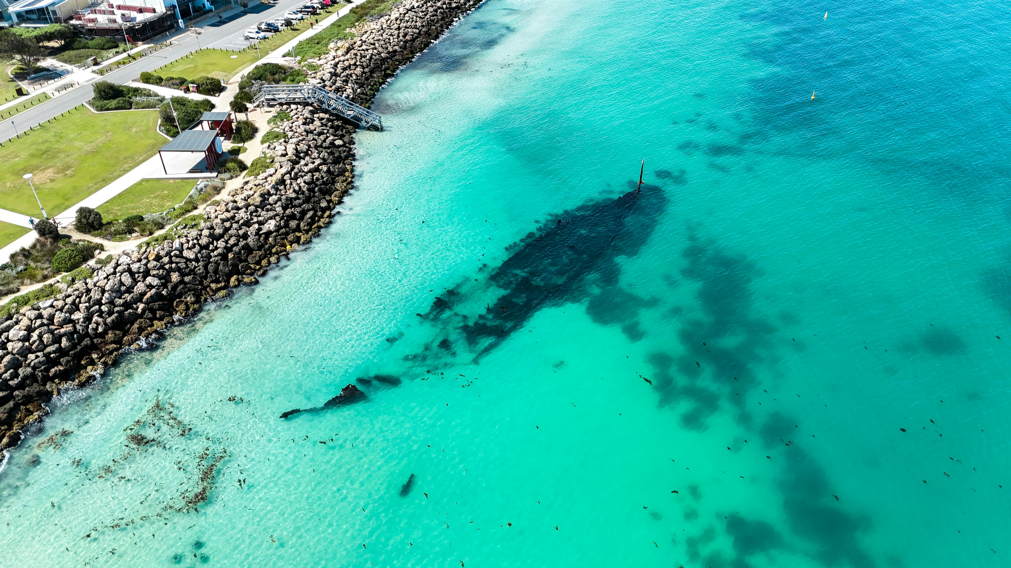Eine Luftaufnahme eines Gewässers in der Nähe eines Strandes