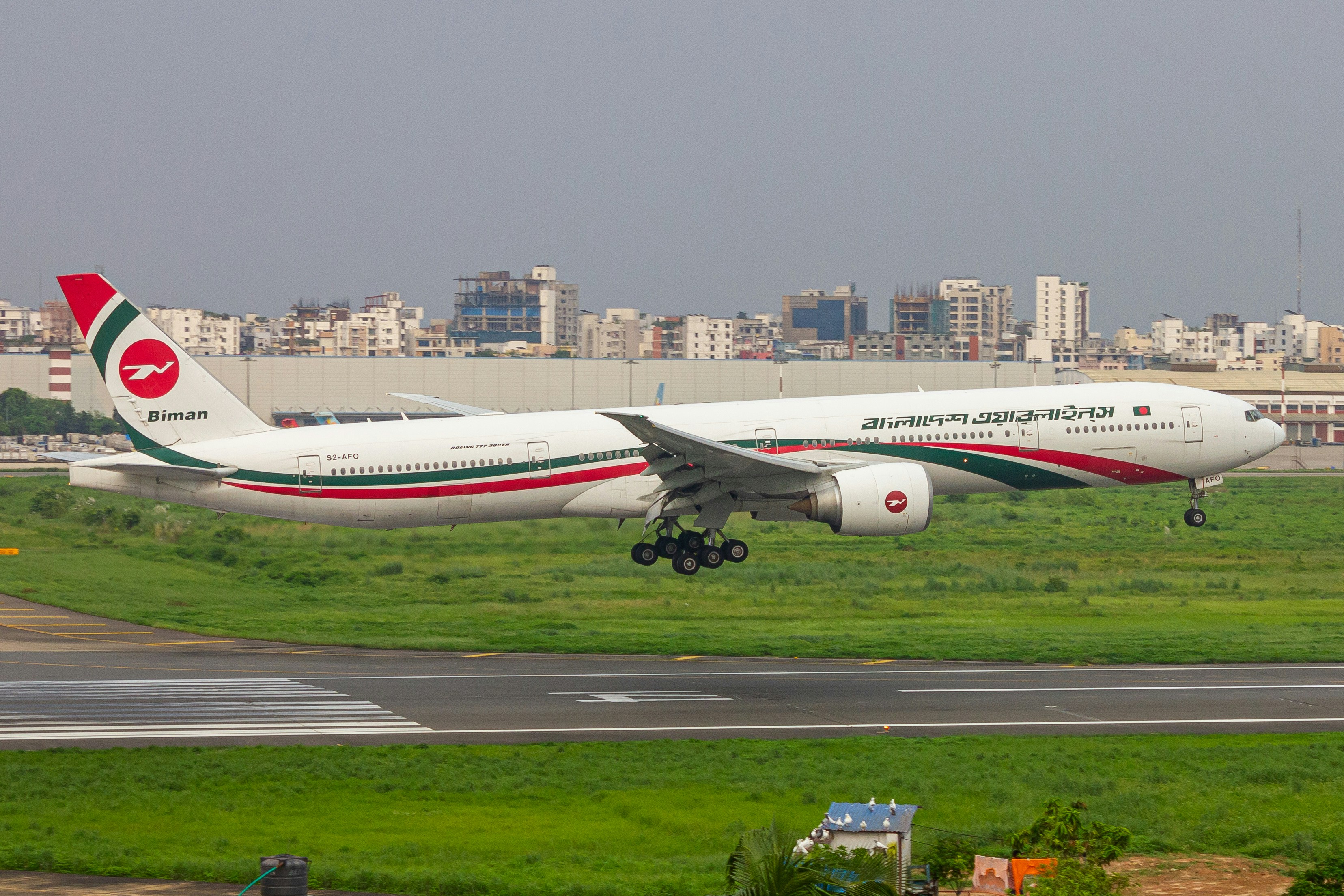 Um grande avião a jato decolando de uma pista de aeroporto