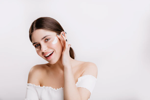 Mujer latina joven cuidando su piel y belleza natural, radiante y saludable