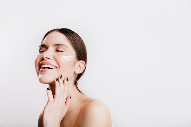 Mulher sorrindo com a pele hidratada