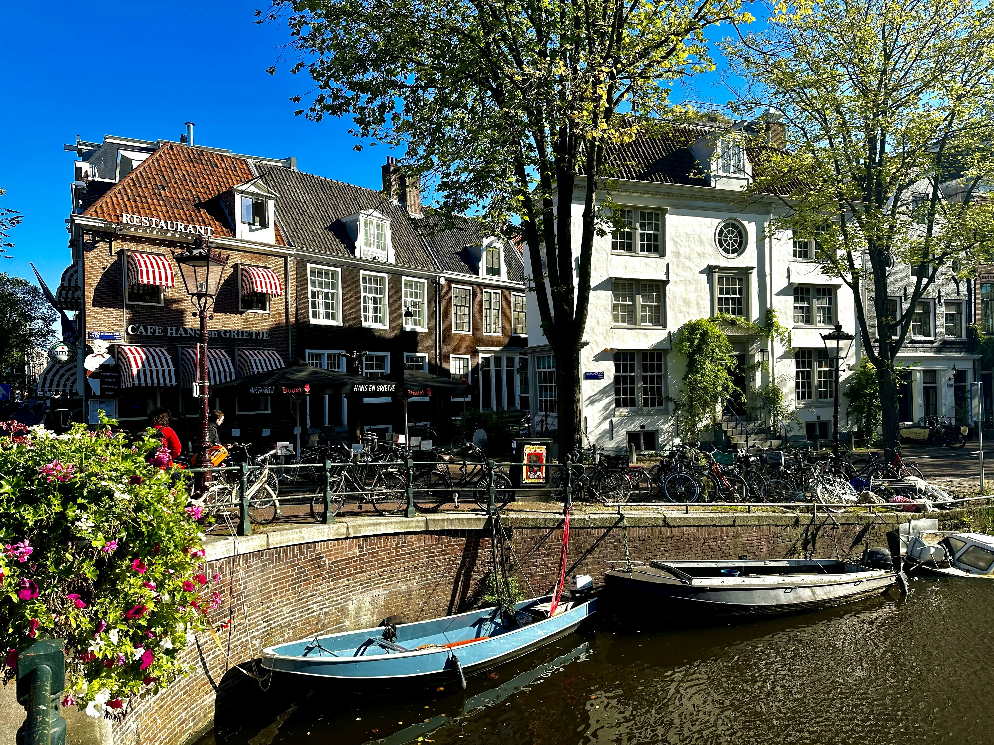 A row of boats sitting on the side of a river