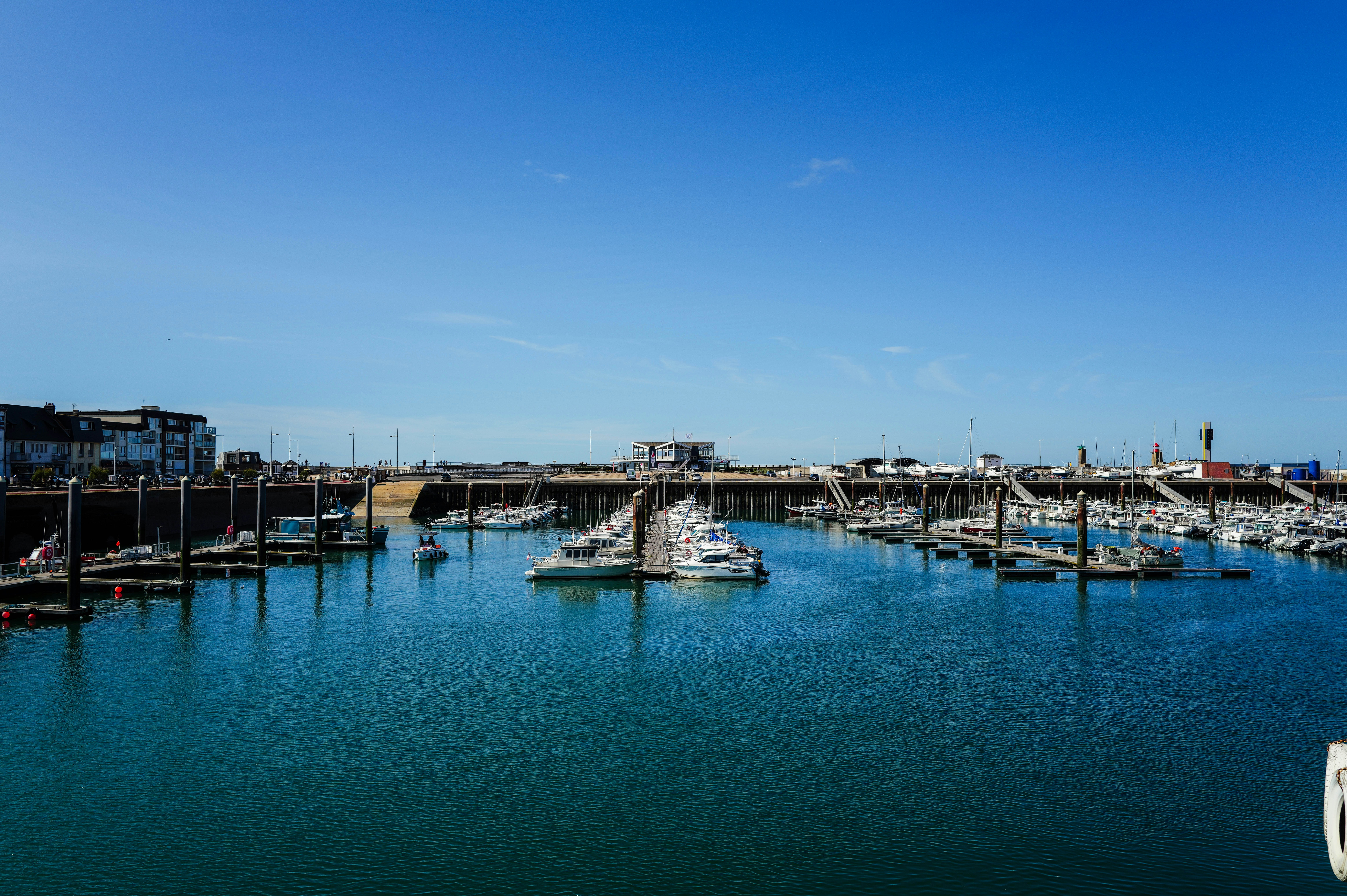 Photo by adrienolichon