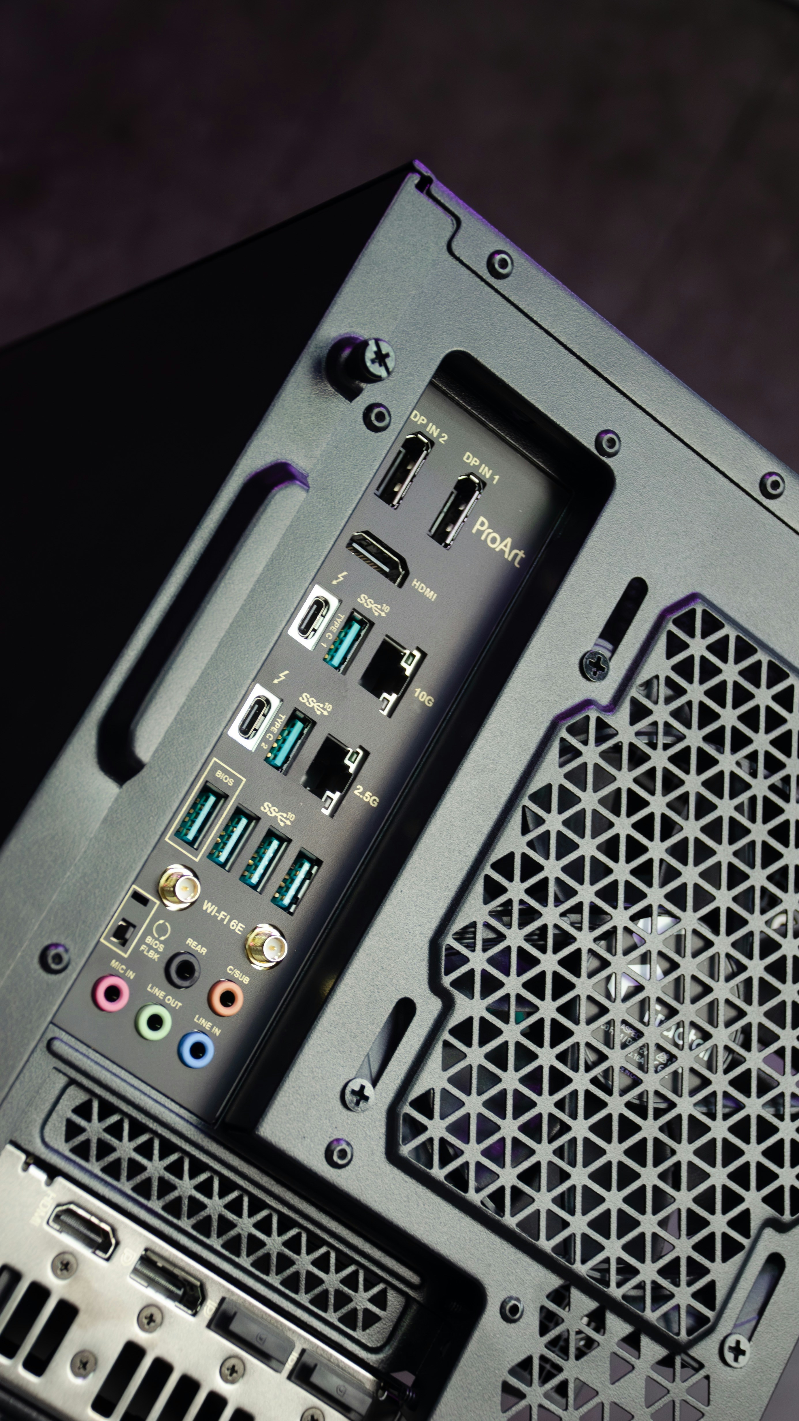 Un primo piano di un case di computer nero