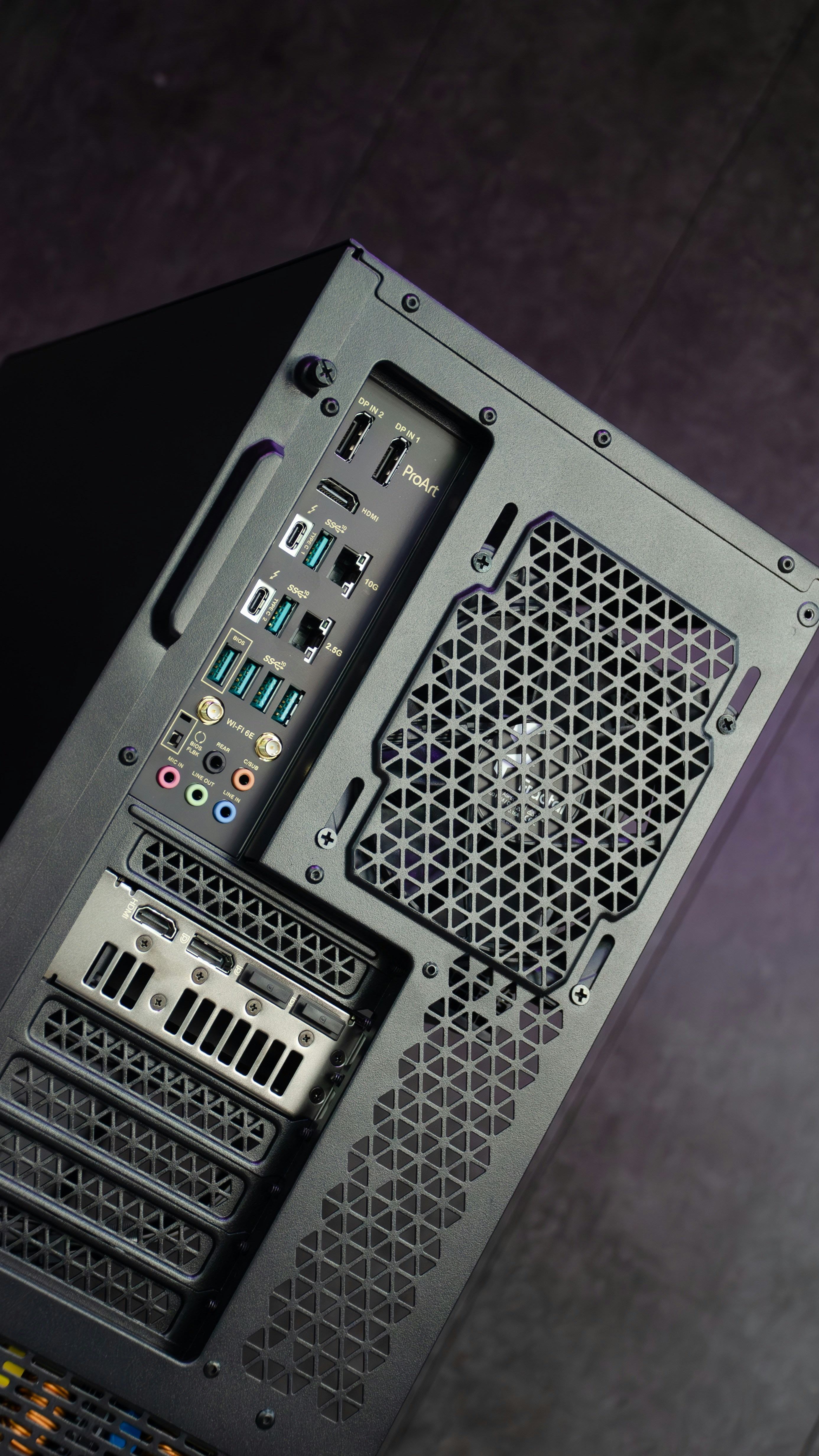 Un primer plano de una caja de computadora sobre una mesa