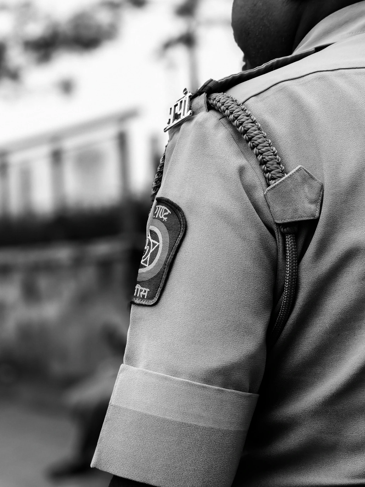 Foto hitam putih seorang petugas polisi