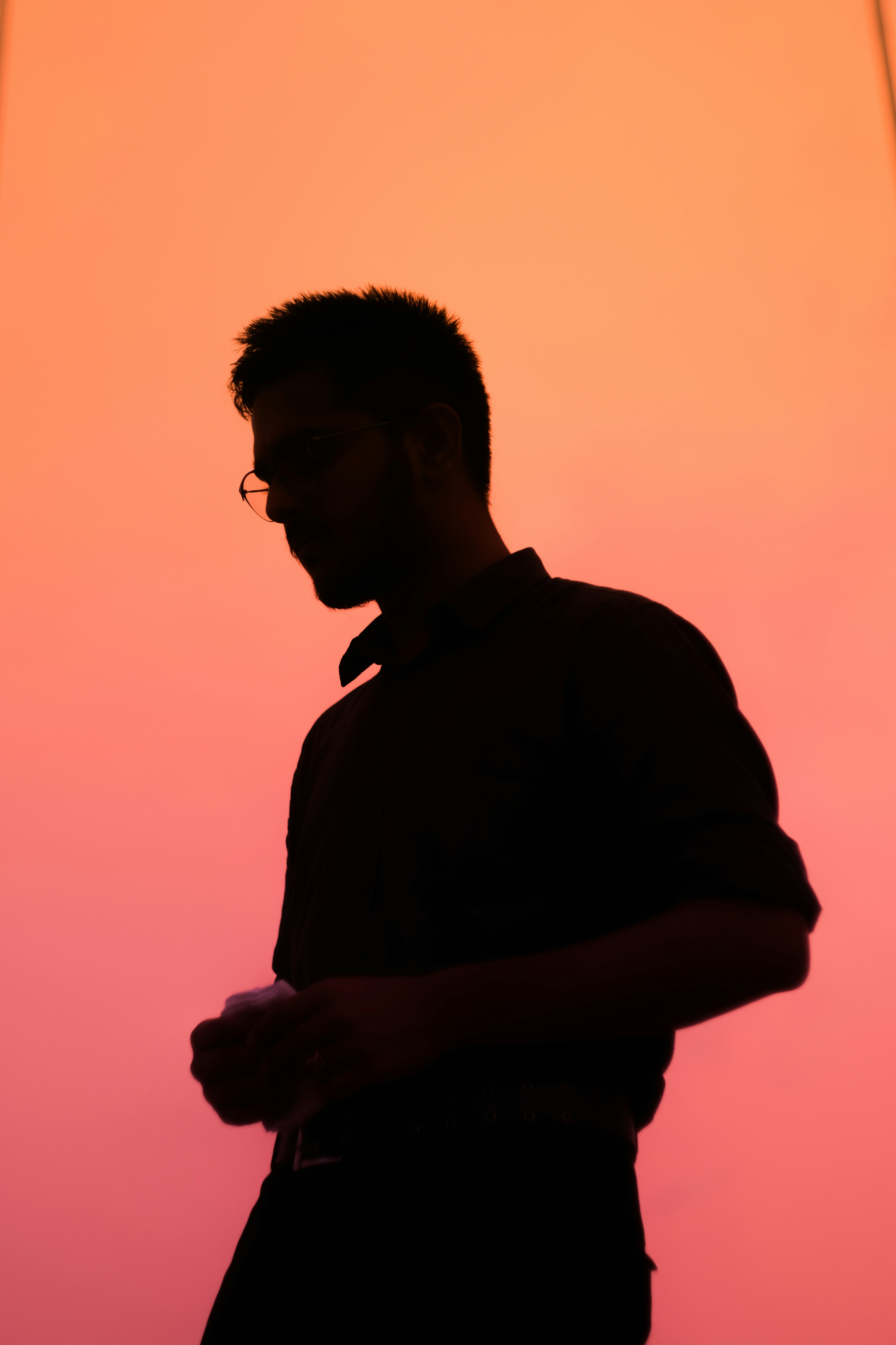 La silueta de un hombre sosteniendo un control remoto