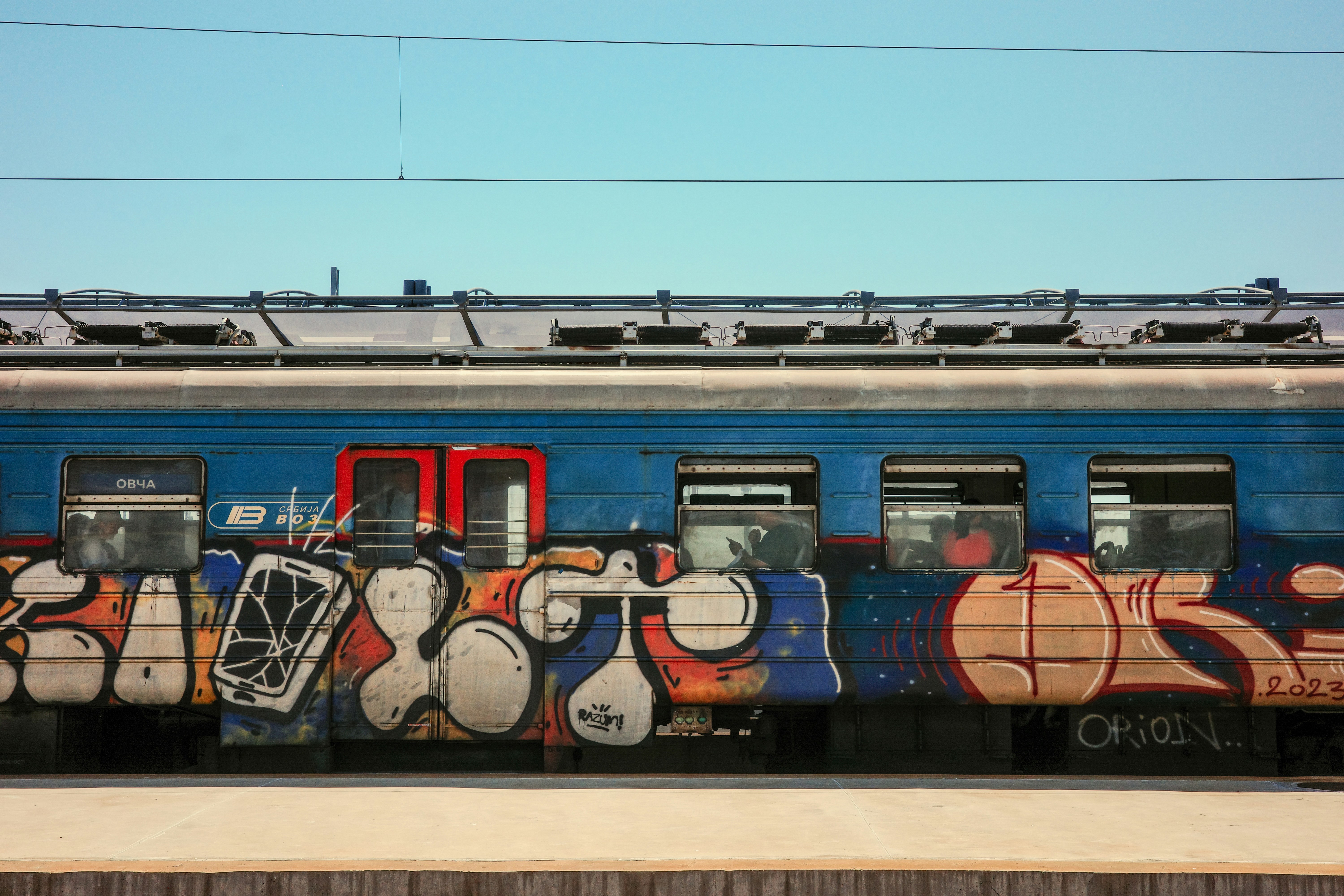 A train with graffiti on the side of it photo – Free Human Image on ...