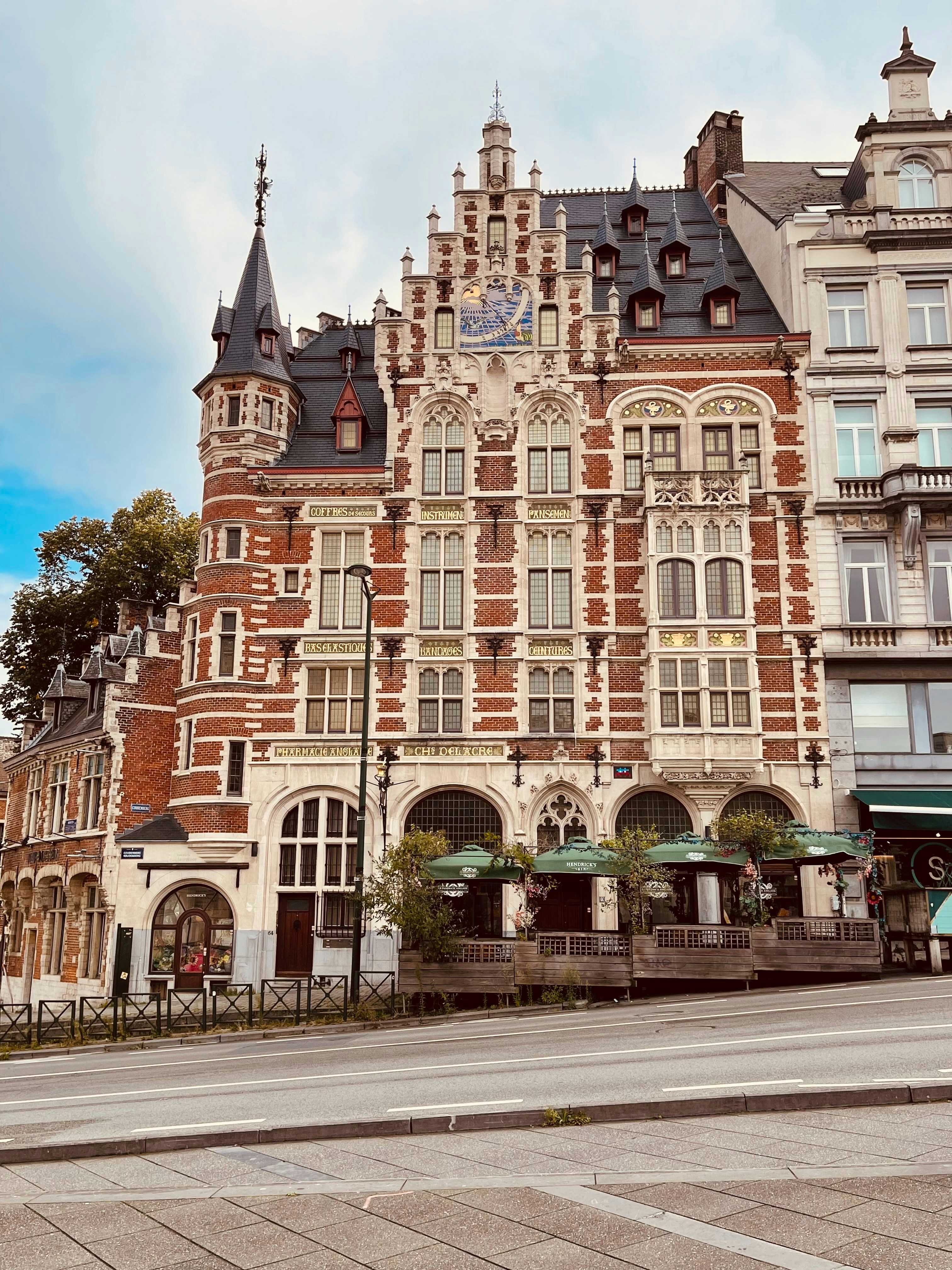 Un grand bâtiment avec une horloge à l’avant