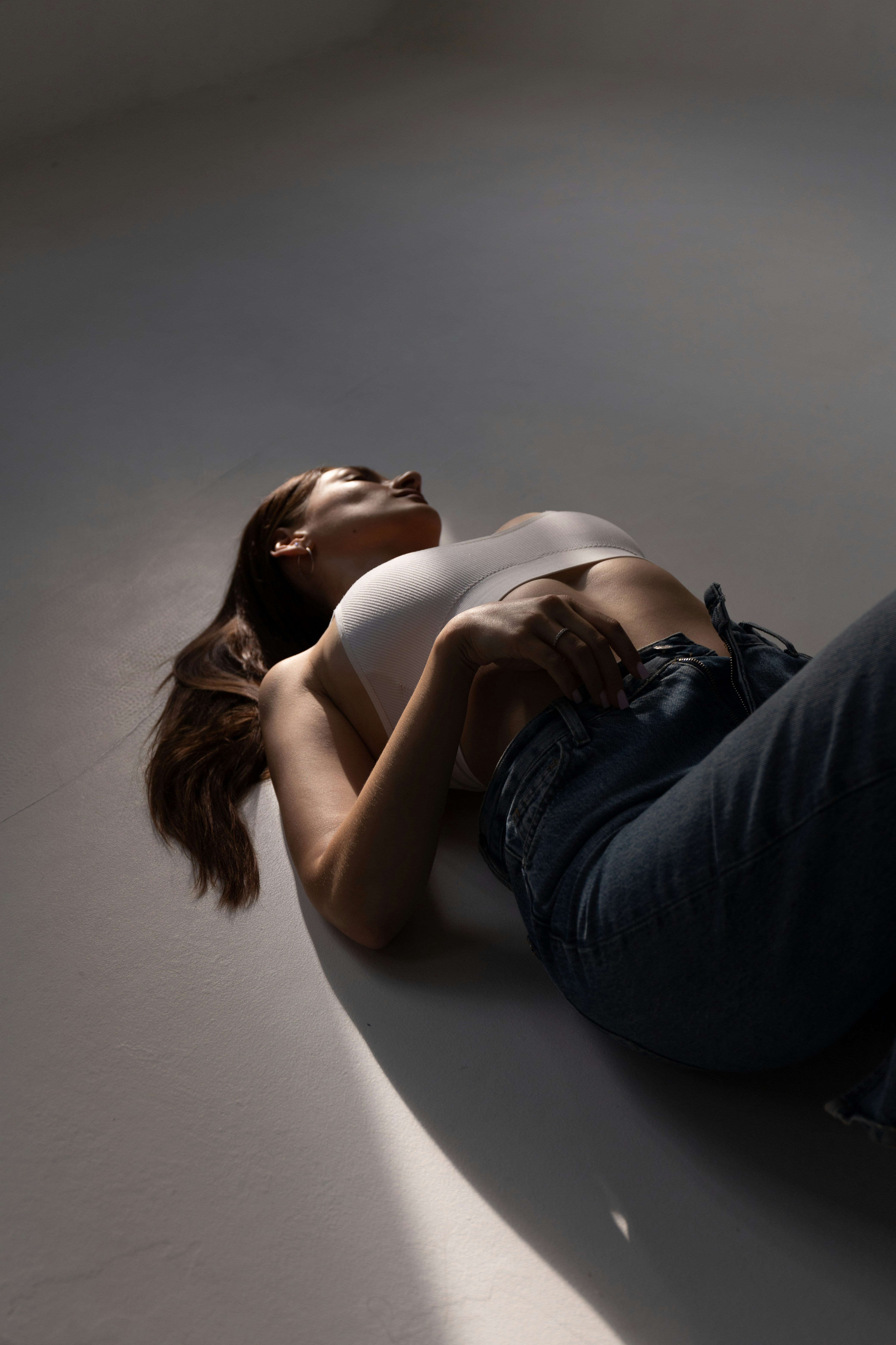 Eine Frau, die mit geschlossenen Augen auf dem Boden liegt