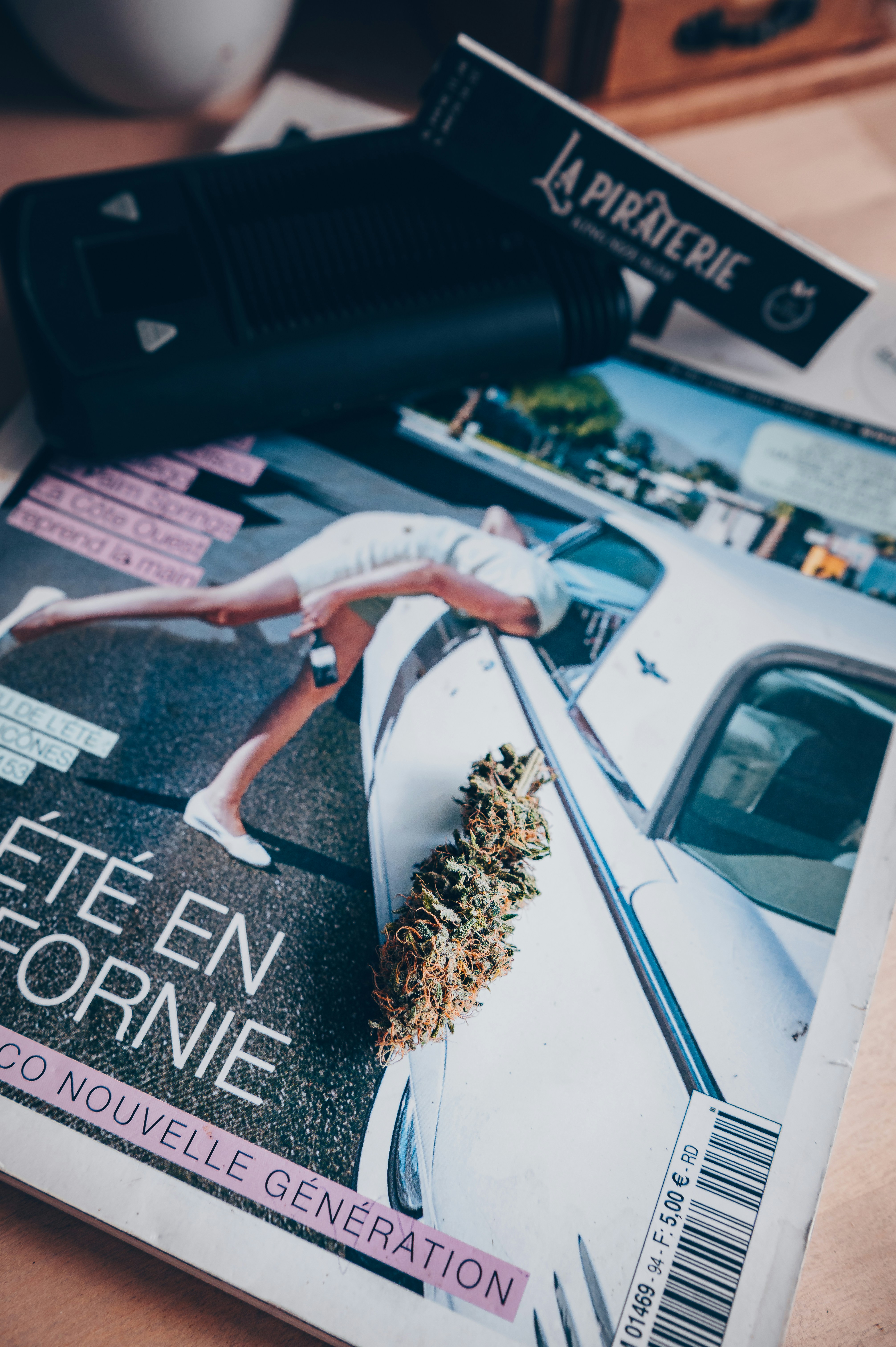 Uma revista sentada em cima de uma mesa de madeira