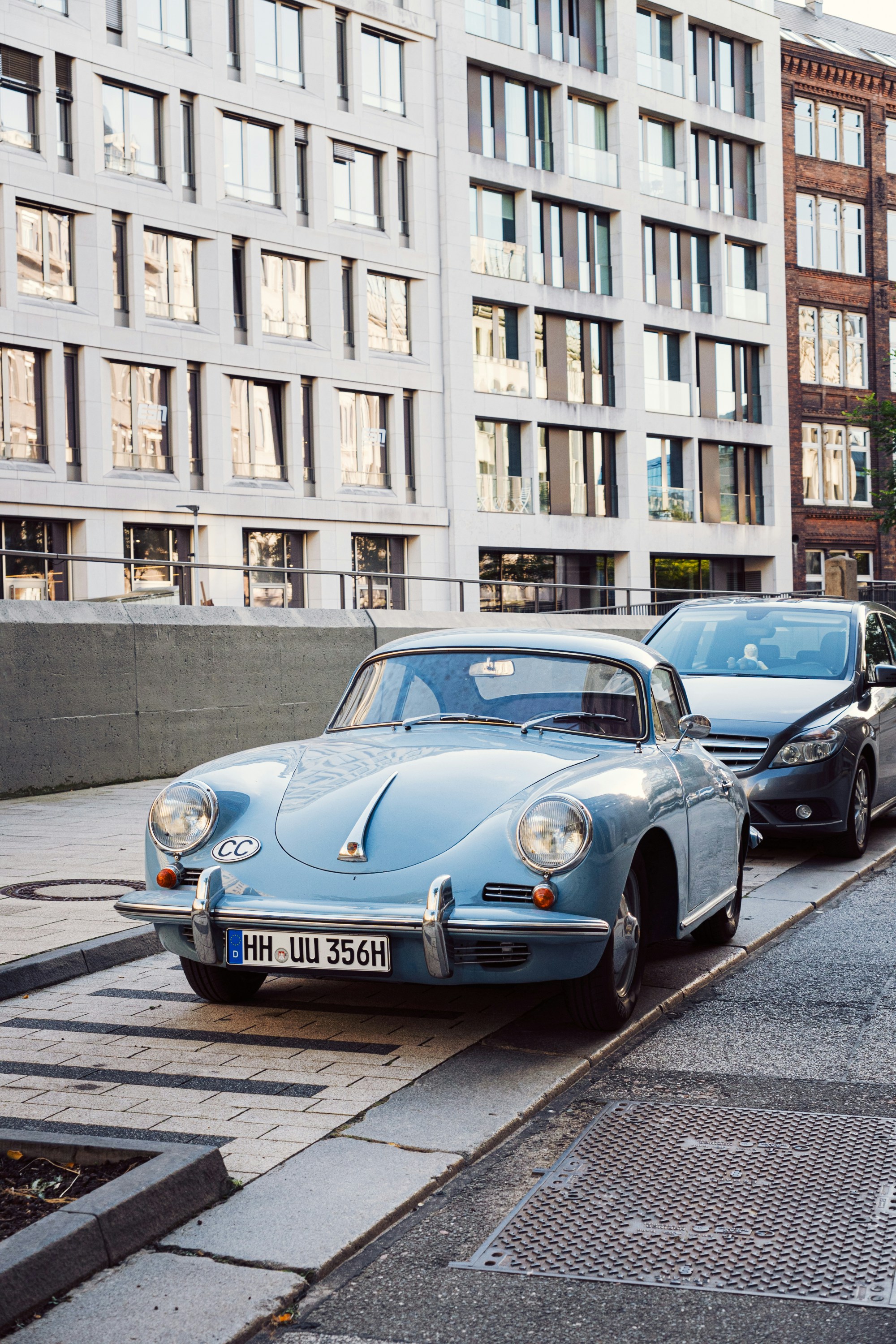 Uma fileira de carros estacionados na lateral de uma rua