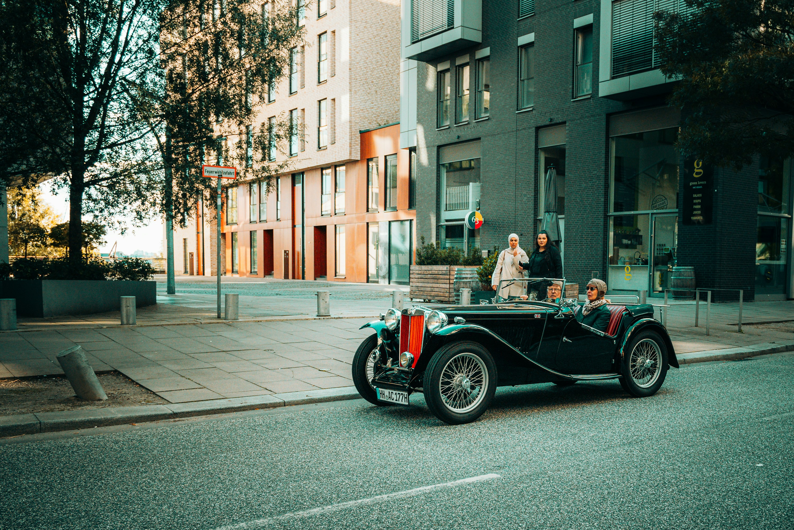 Um carro antigo dirigindo por uma rua da cidade