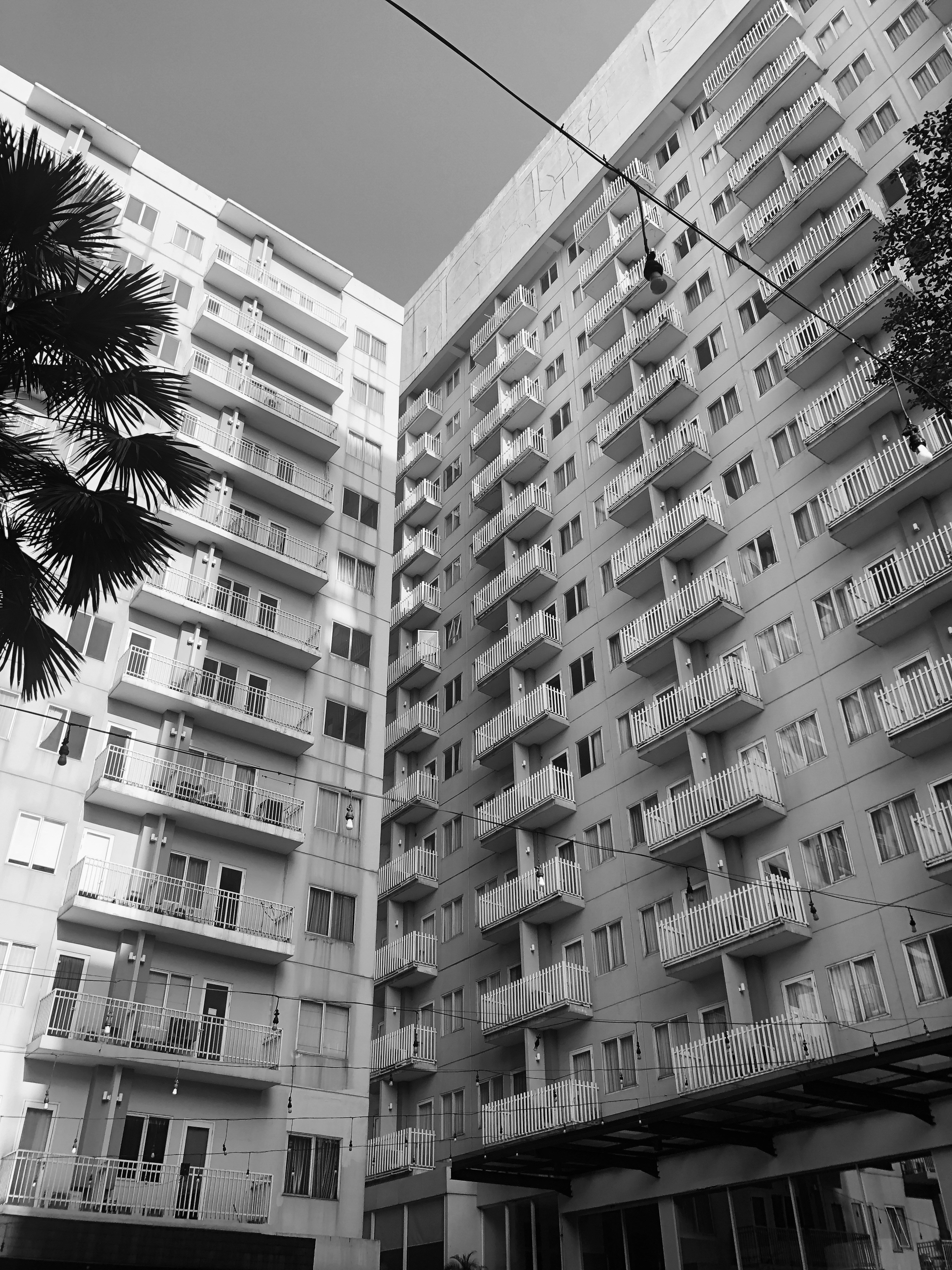 Un par de edificios altos uno al lado del otro