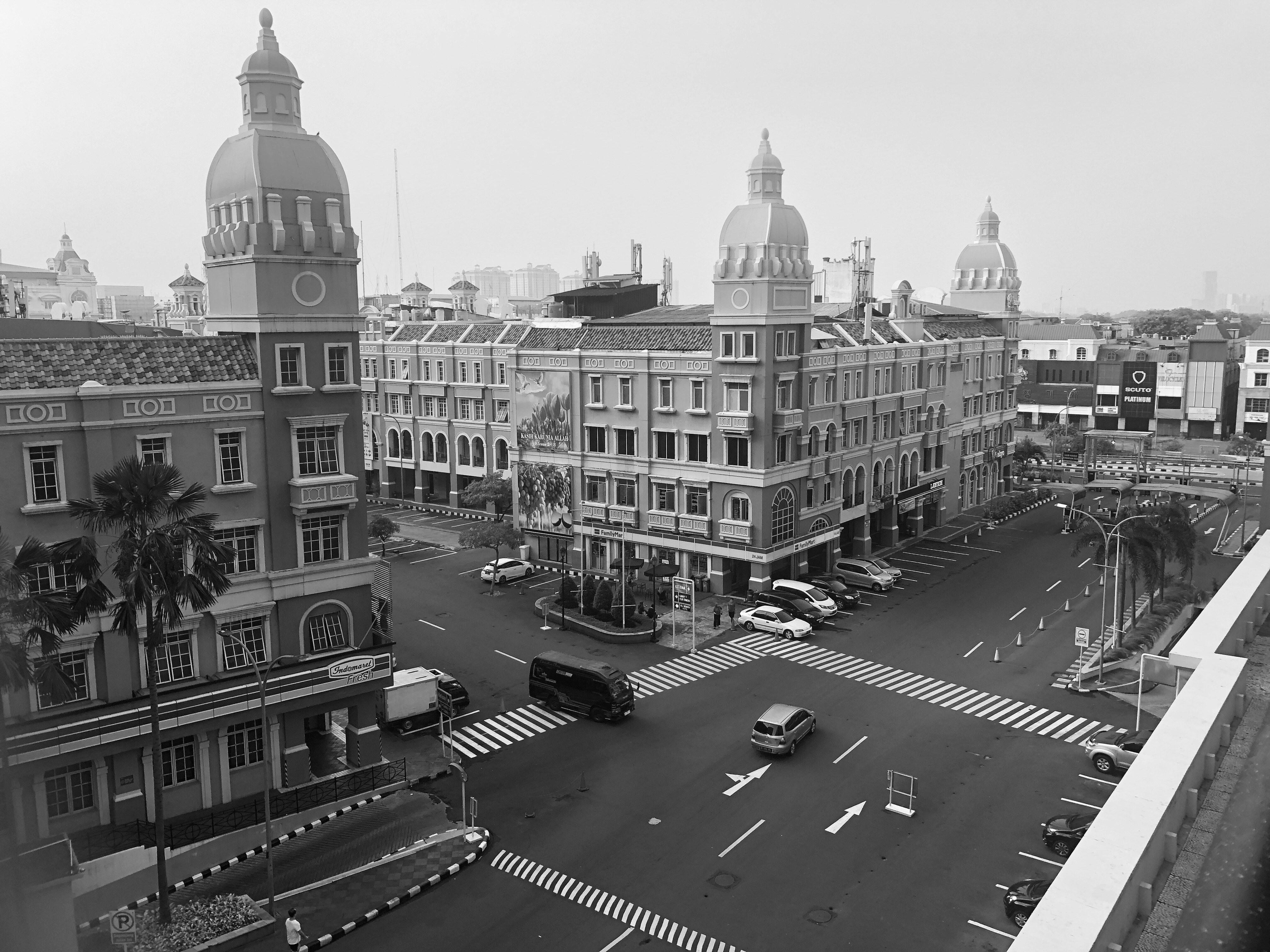 A black and white photo of a city street