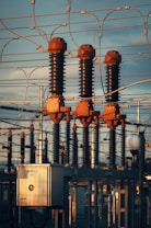 A bunch of wires that are connected to a building