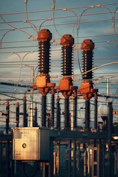 A bunch of wires that are connected to a building