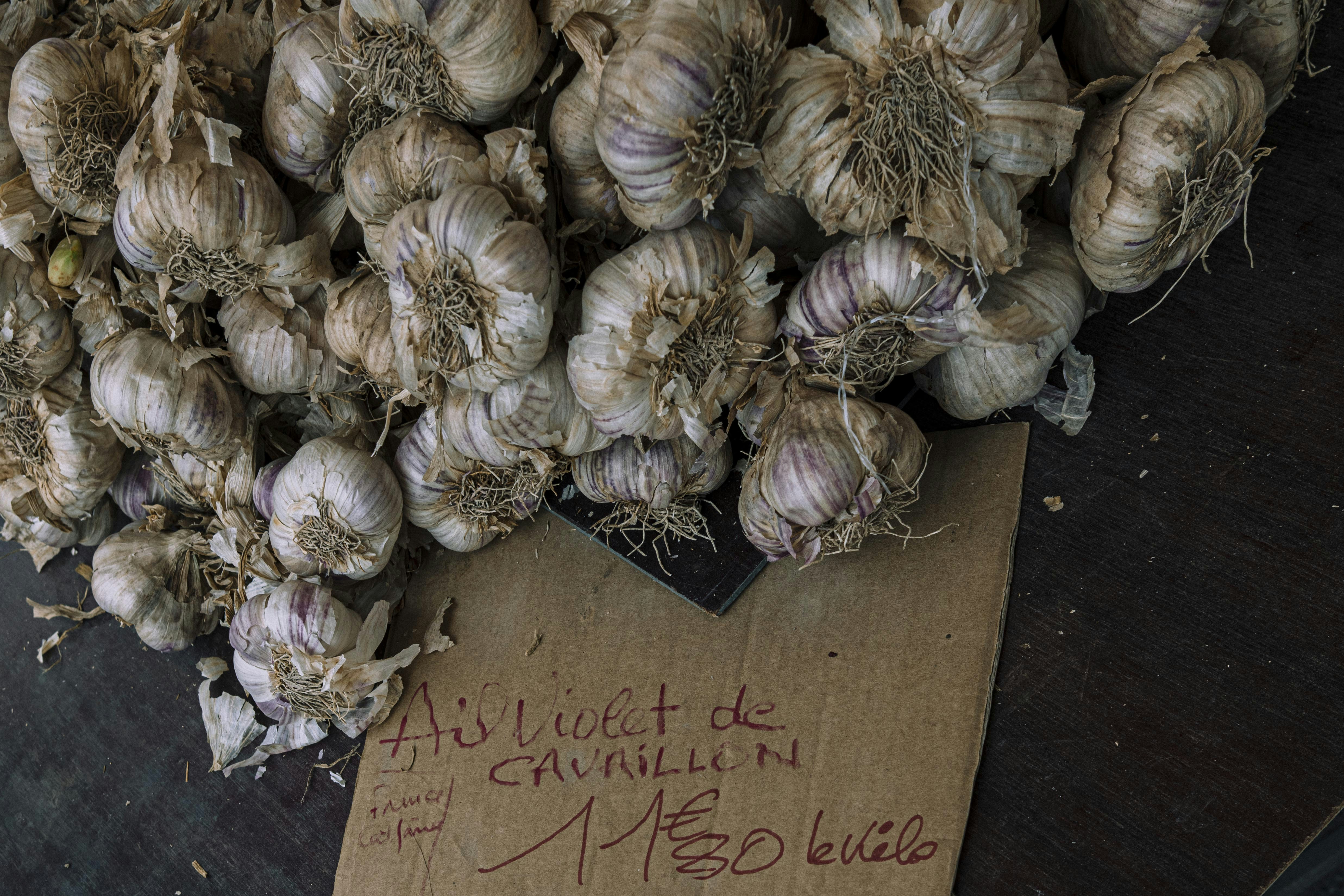 A bunch of garlic sitting on top of a table