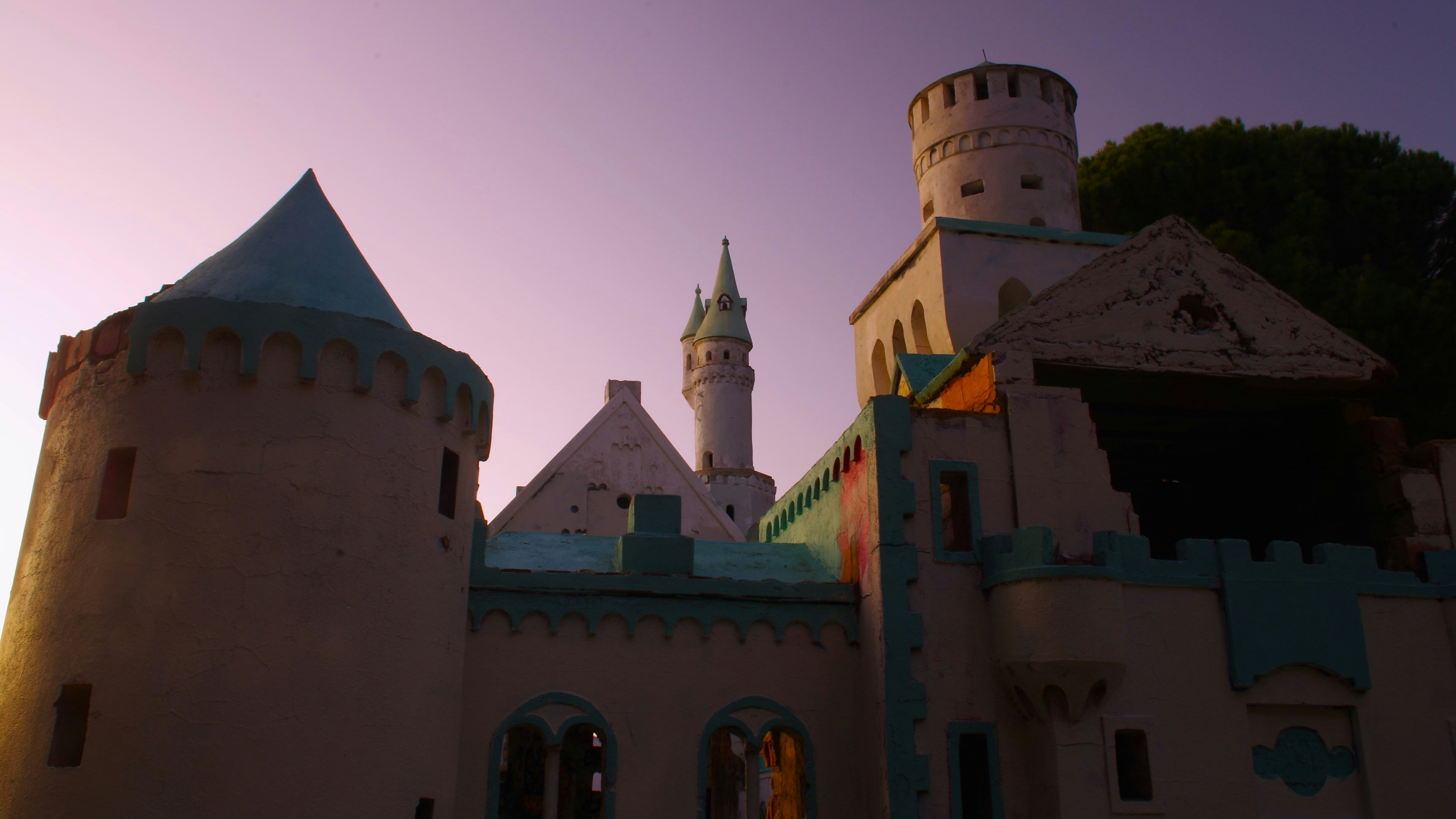 Un castillo con un reloj en la parte delantera