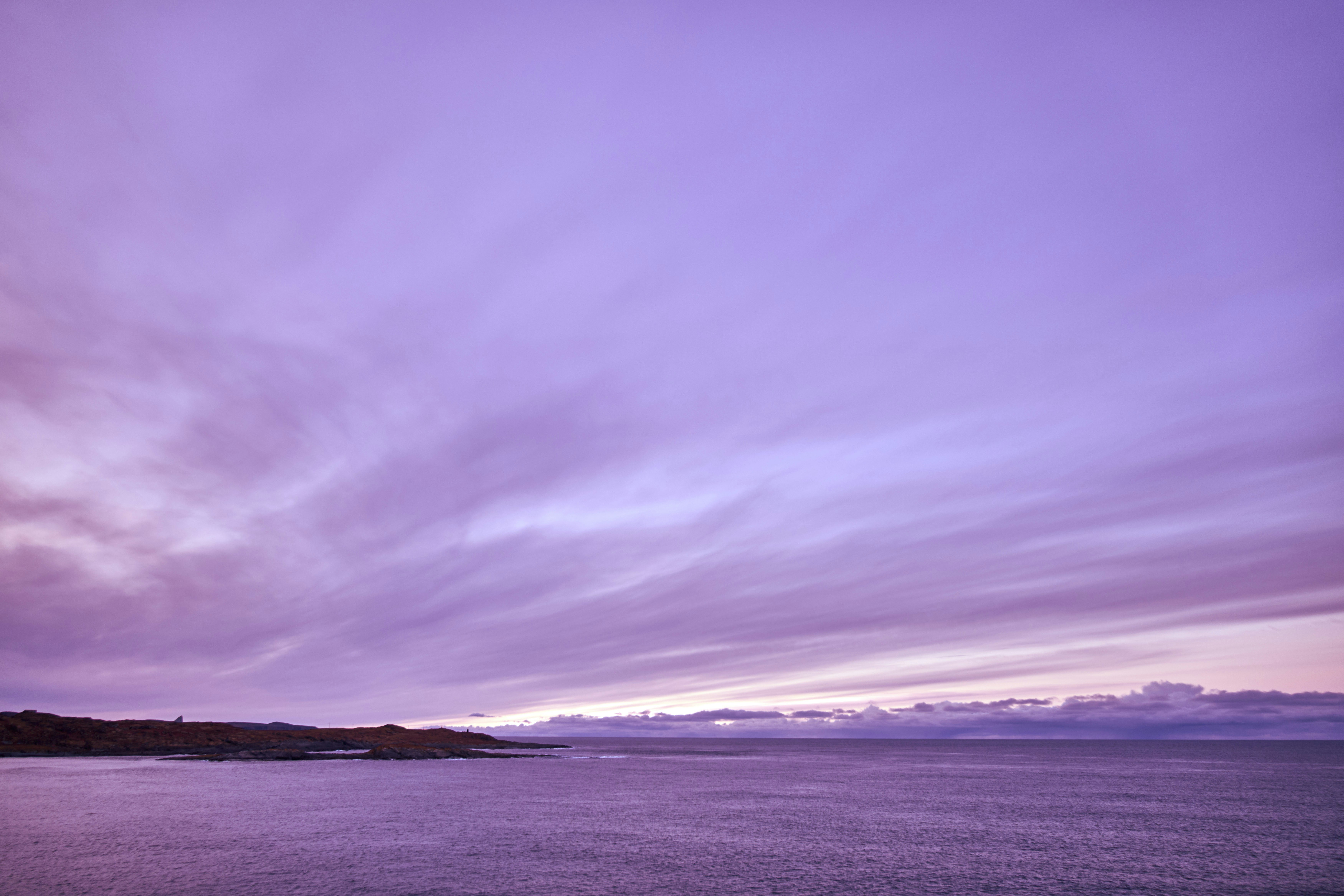 水面に雲が浮かぶ紫色の空の写真 – Unsplashの海の無料画像