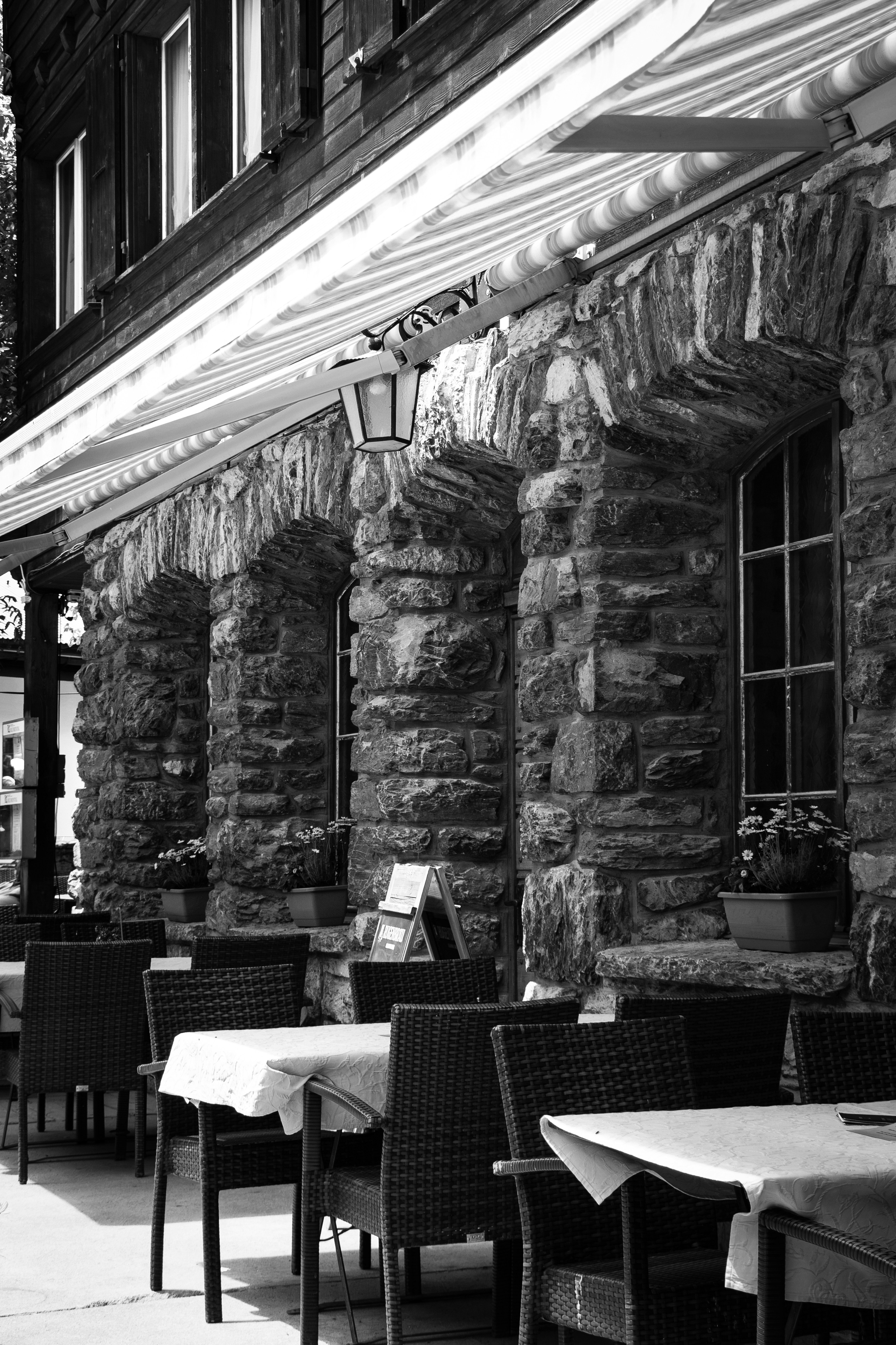 Una foto en blanco y negro de un restaurante
