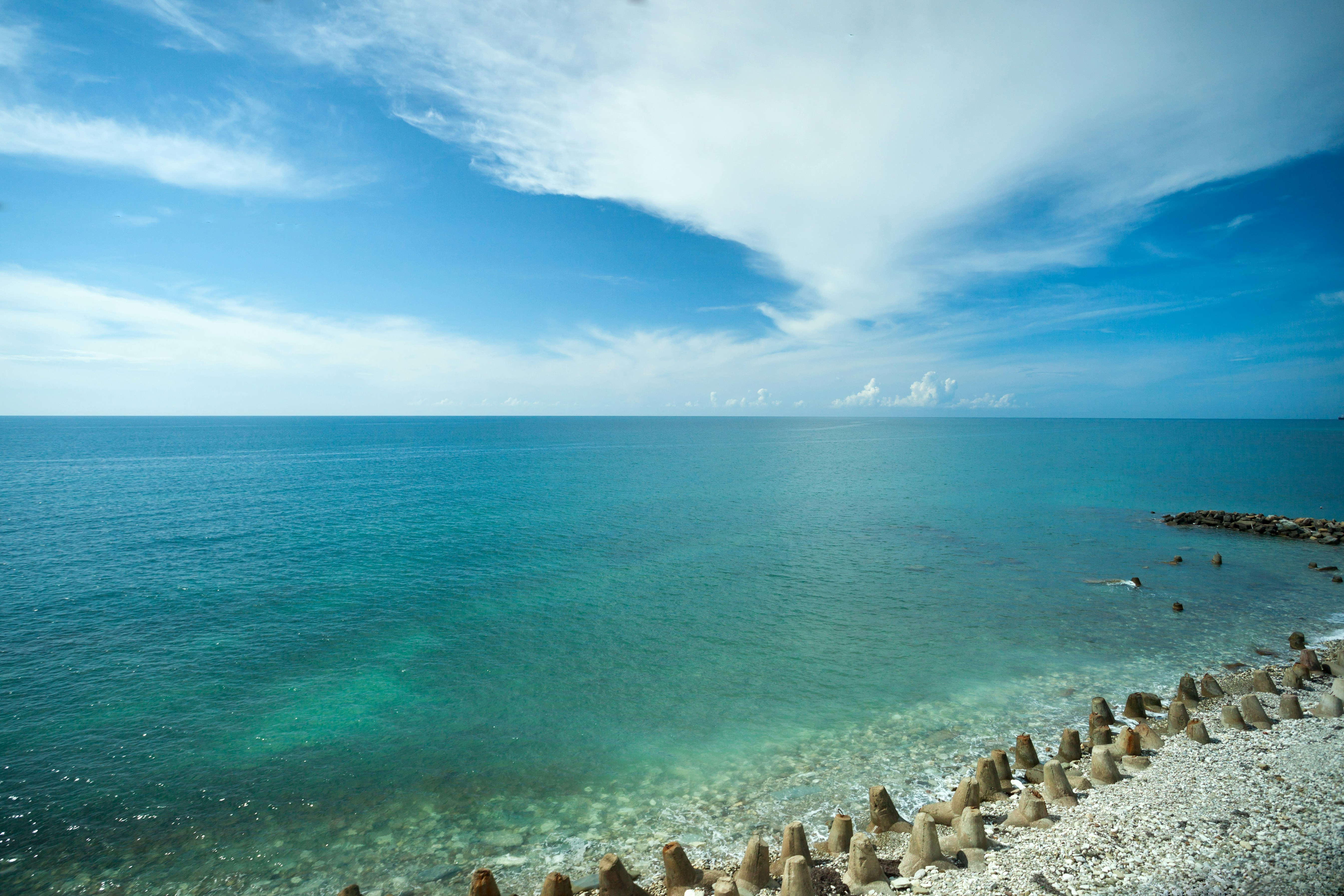 Ein Blick auf das Meer von der Spitze eines Hügels