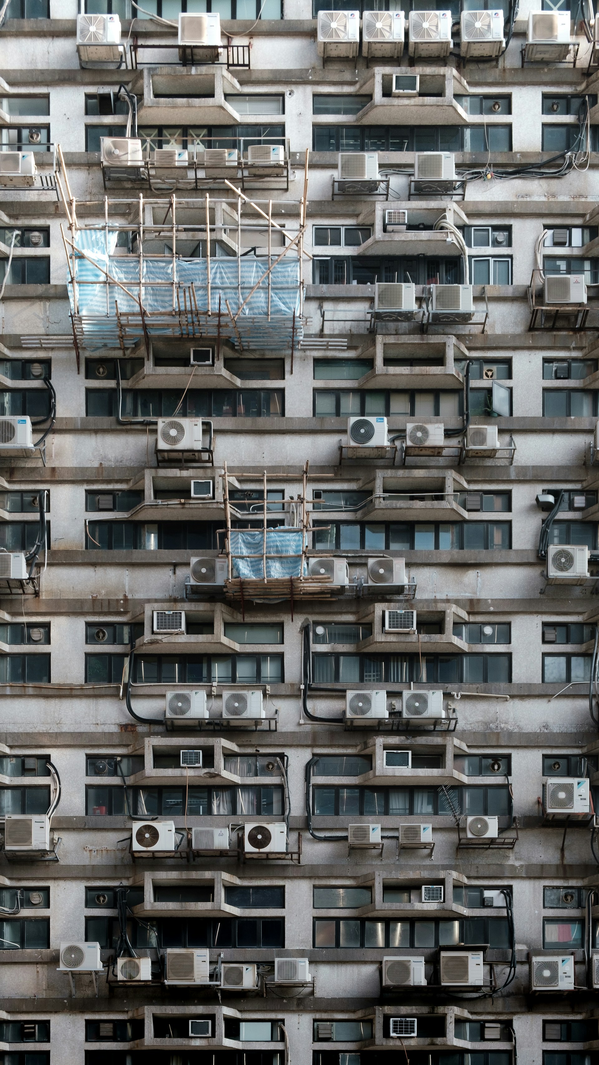A very tall building with lots of windows and balconies