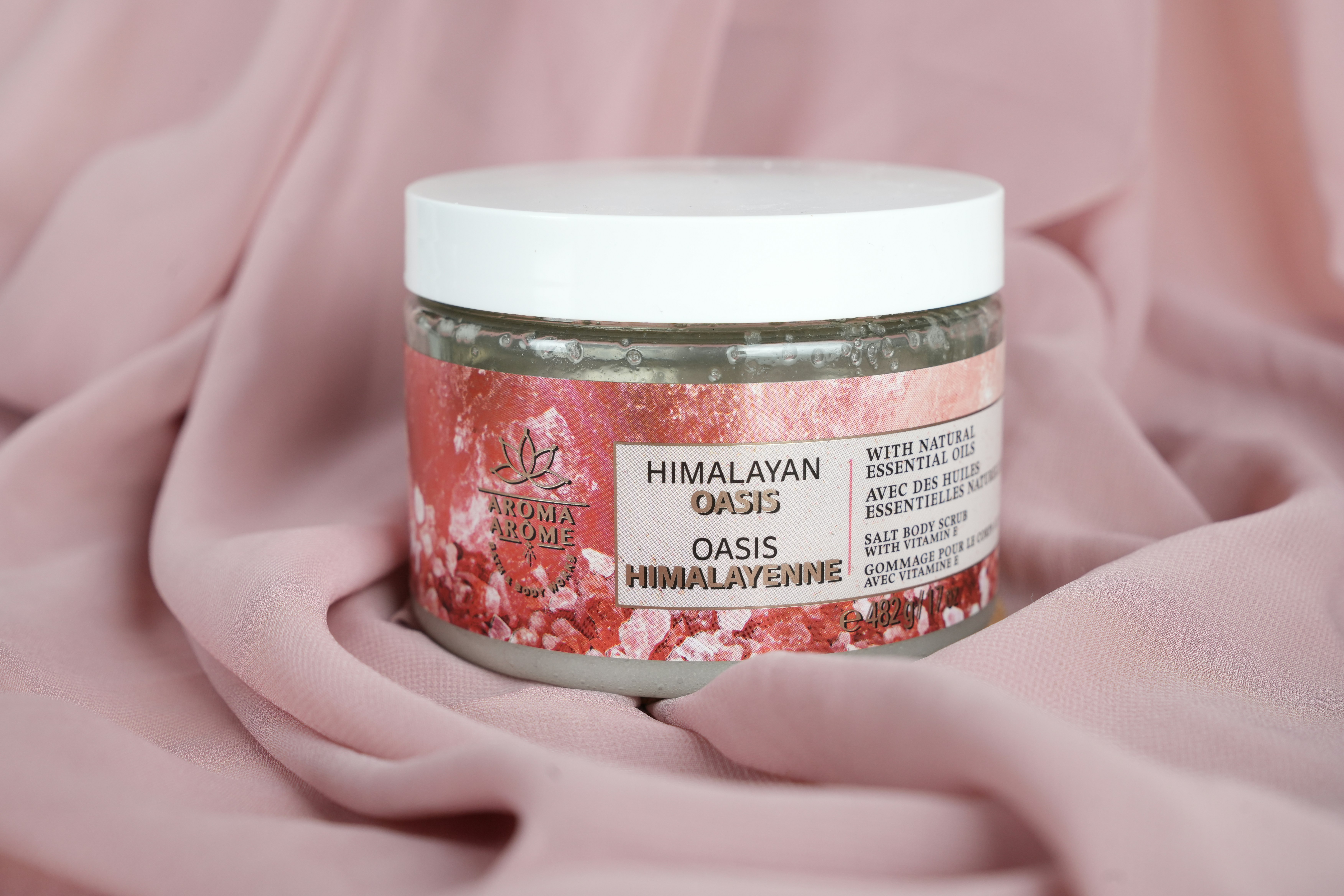 ピンクの生地にヒマラヤのハーブの瓶