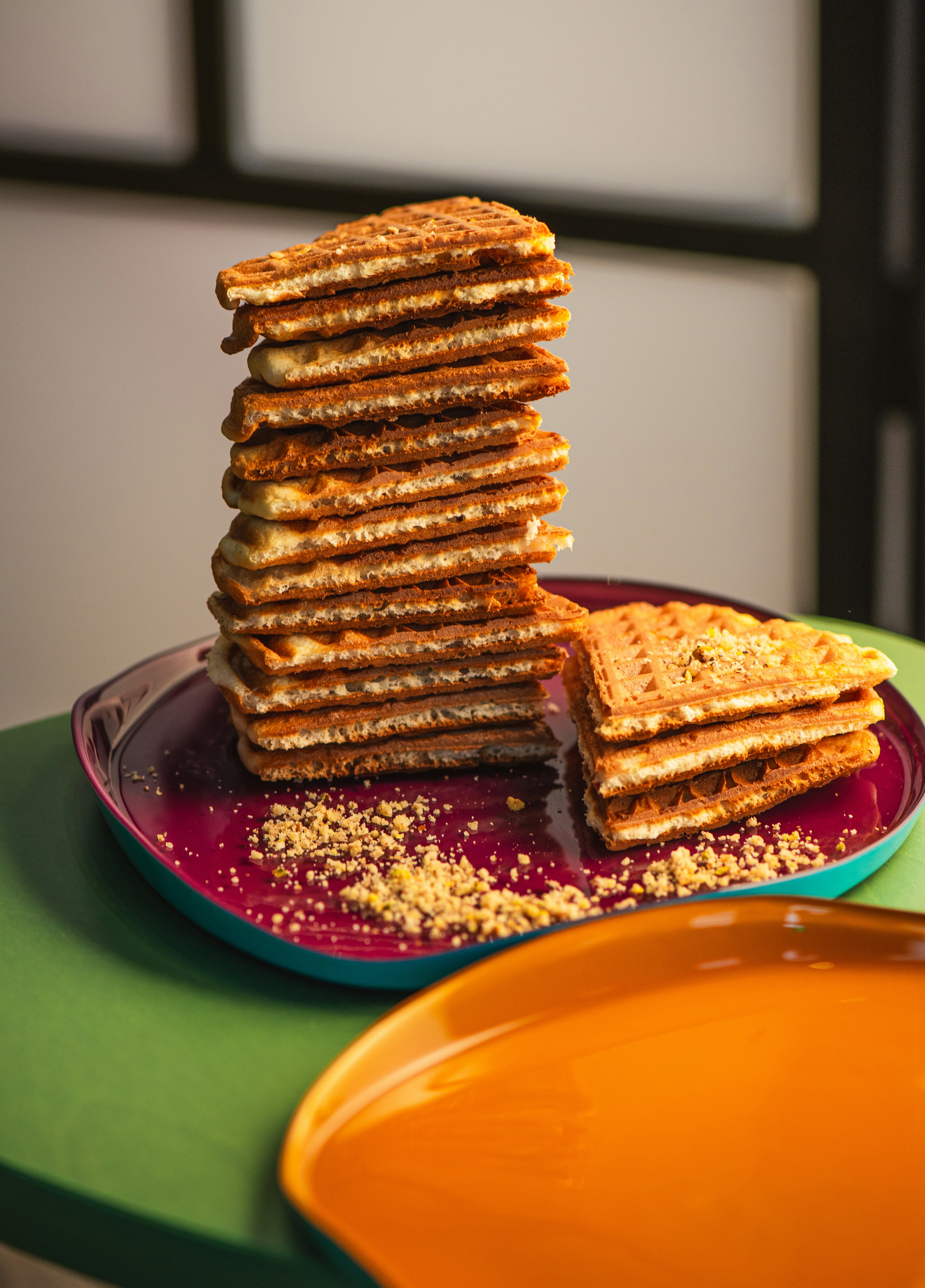 Ein Stapel Waffeln auf einem lila Teller