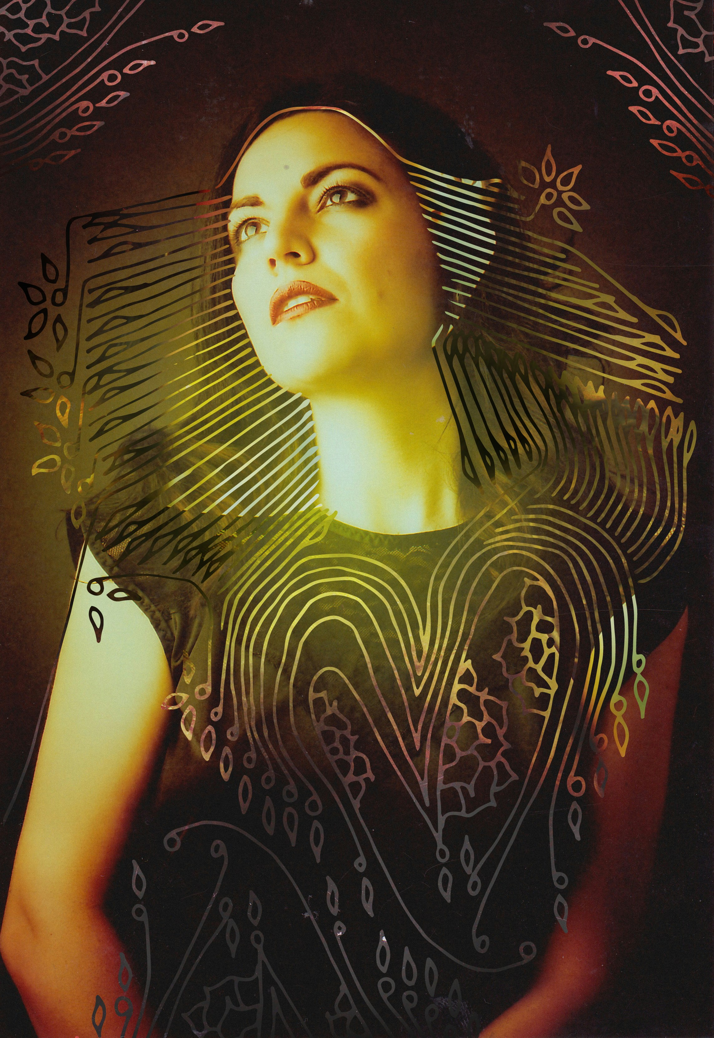 Eine Frau in einem schwarzen Kleid mit einem Muster darauf