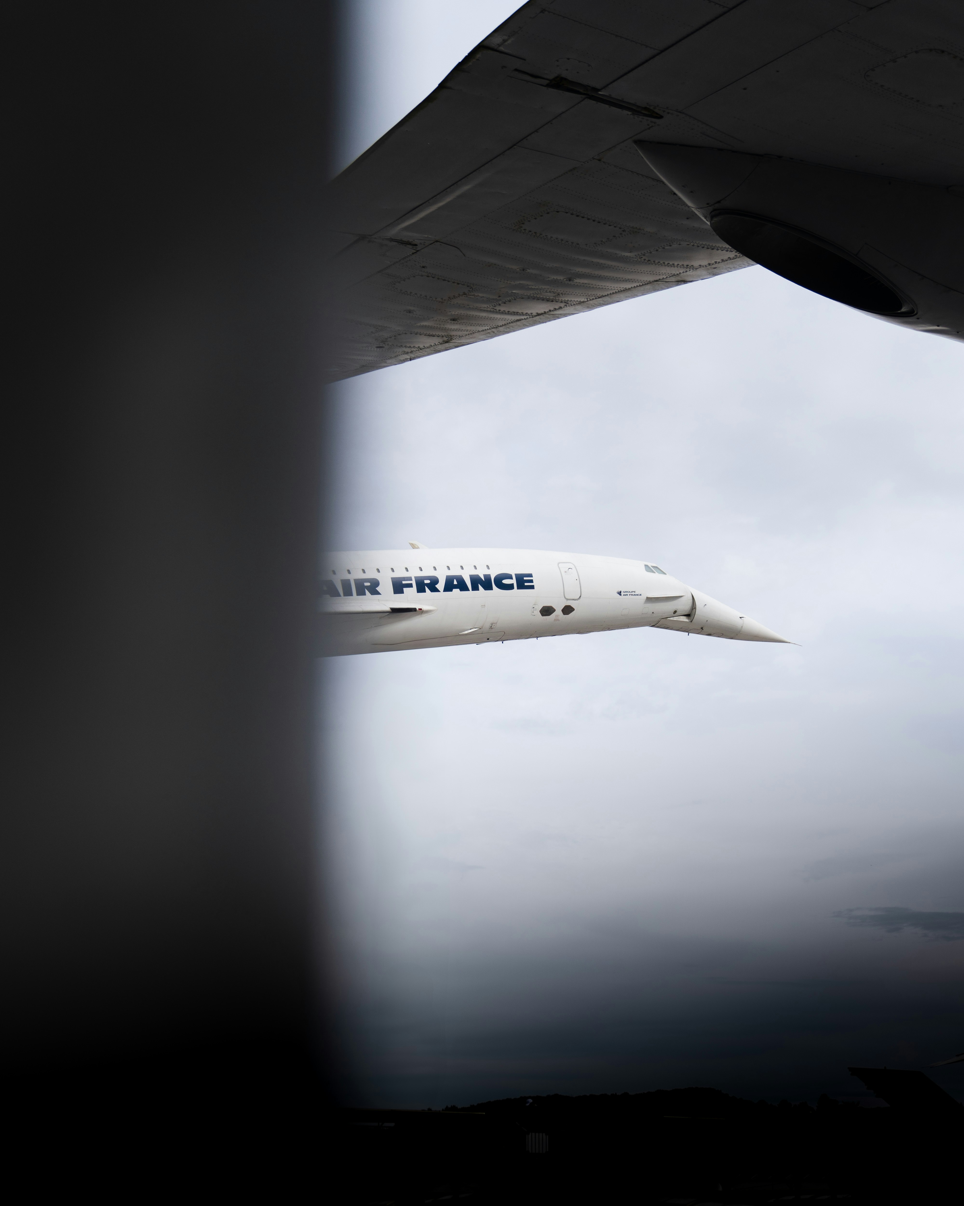 Un avión vuela en el cielo con nubes en el fondo