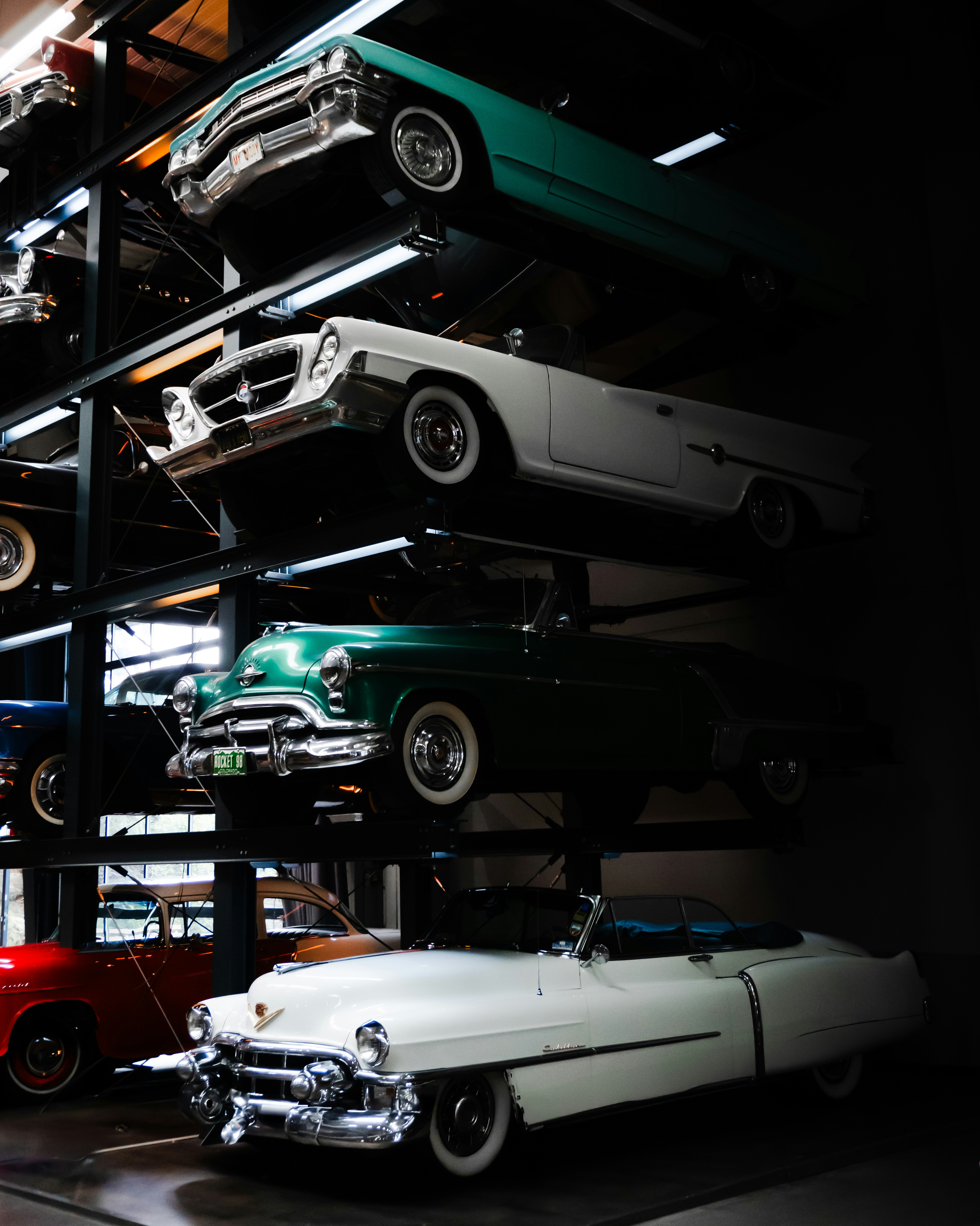 Una habitación llena de muchos tipos diferentes de coches