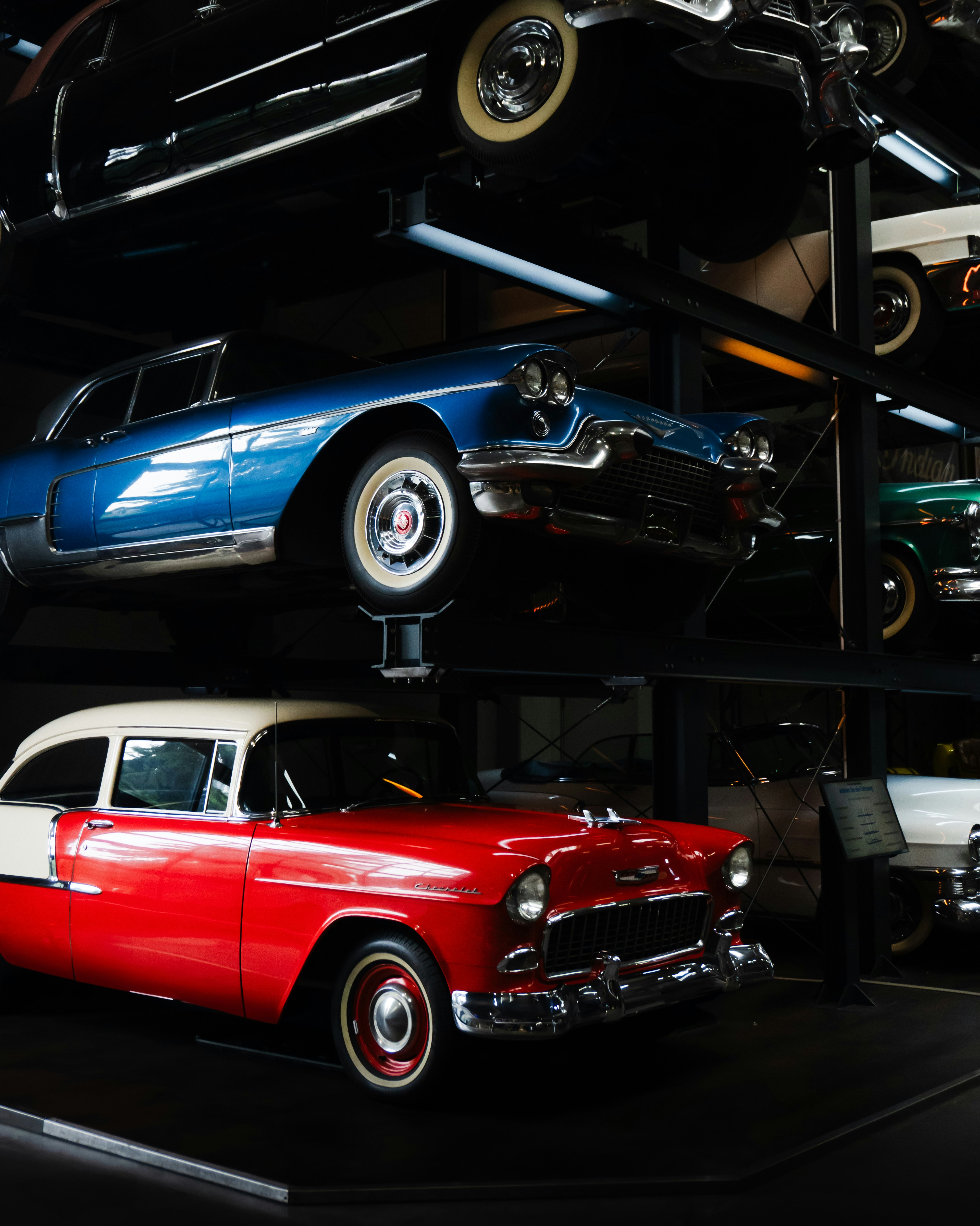 Una exhibición de autos clásicos en un museo