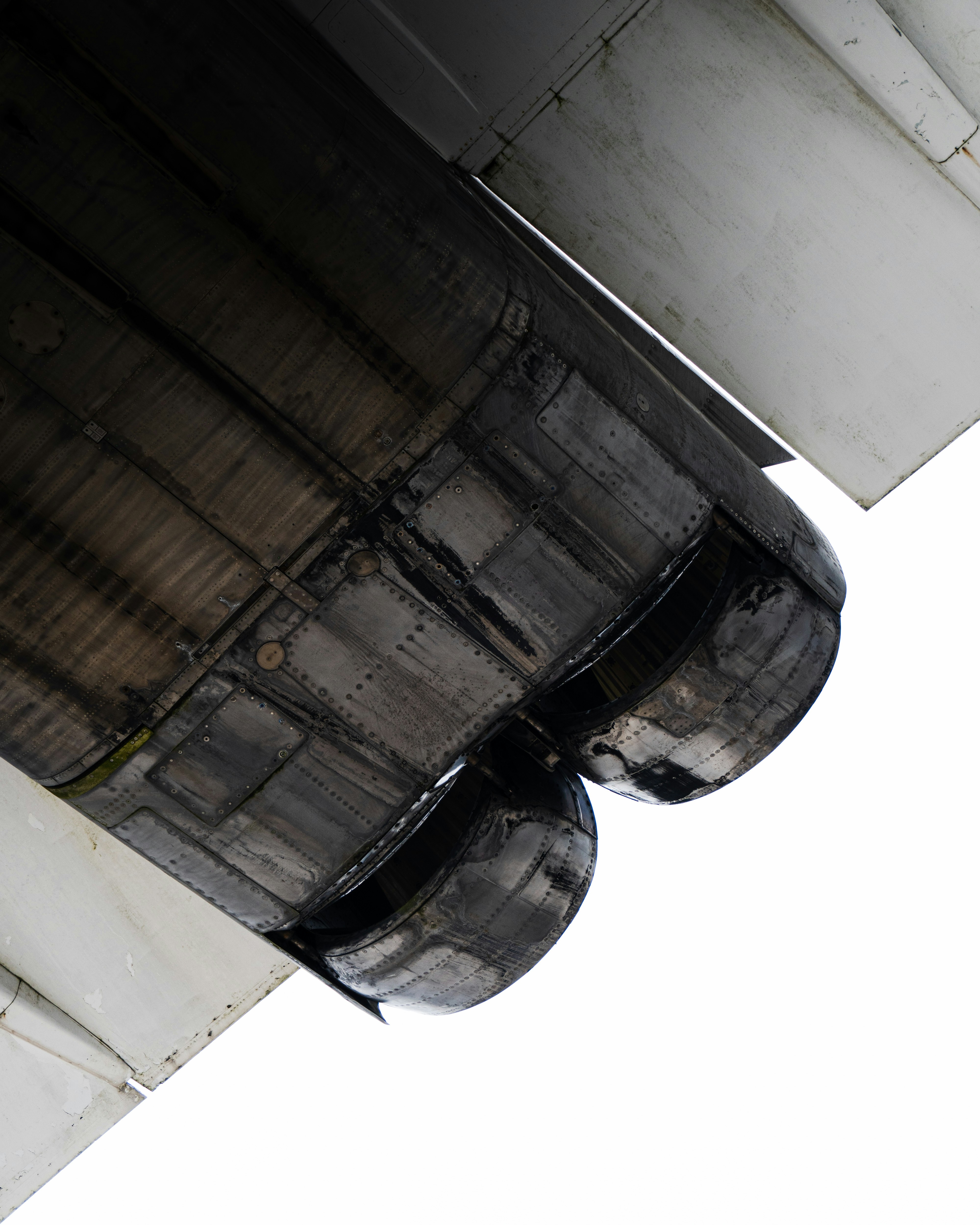 Un avión vuela en el cielo sobre un edificio