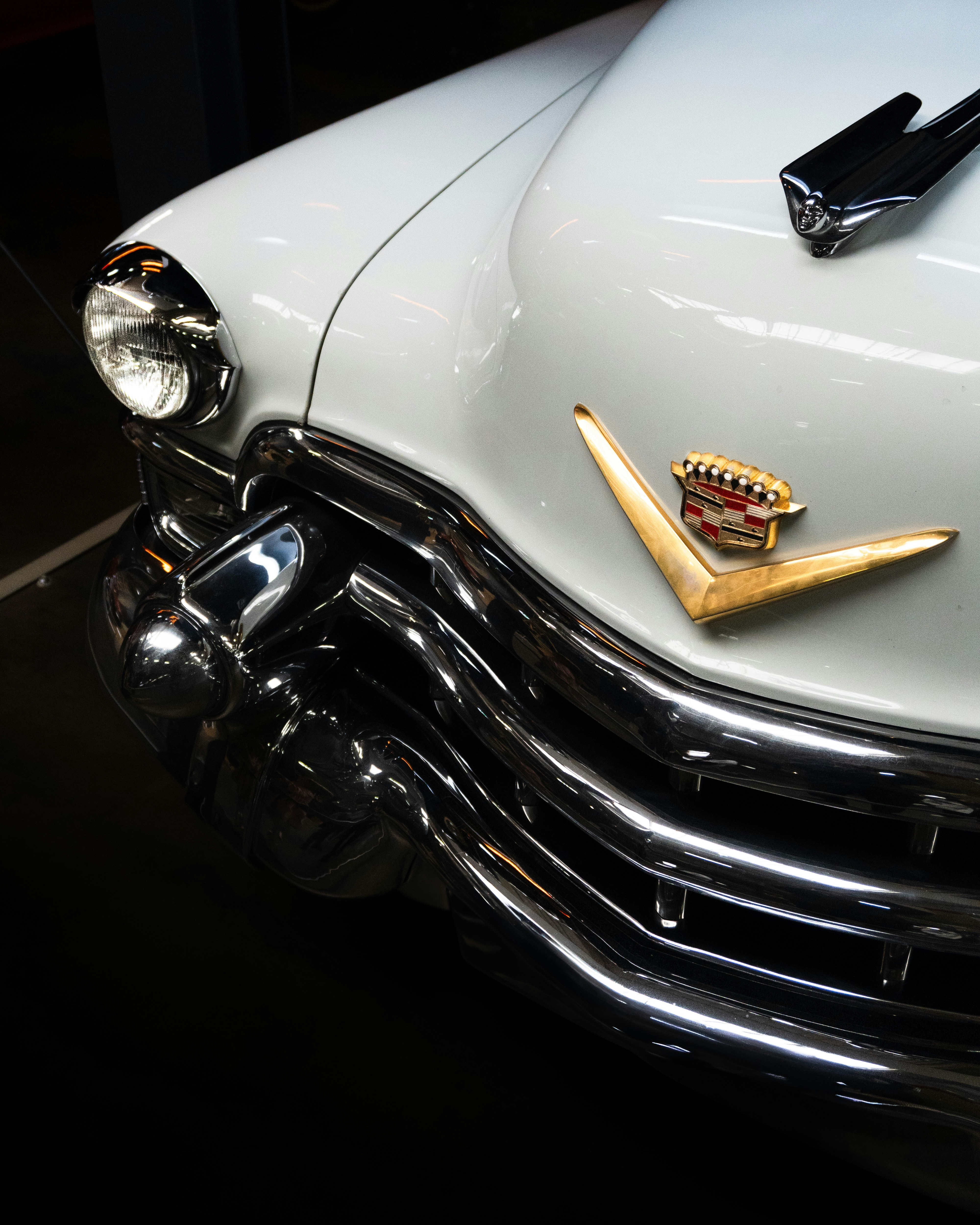 Un primer plano de la parte delantera de un coche clásico