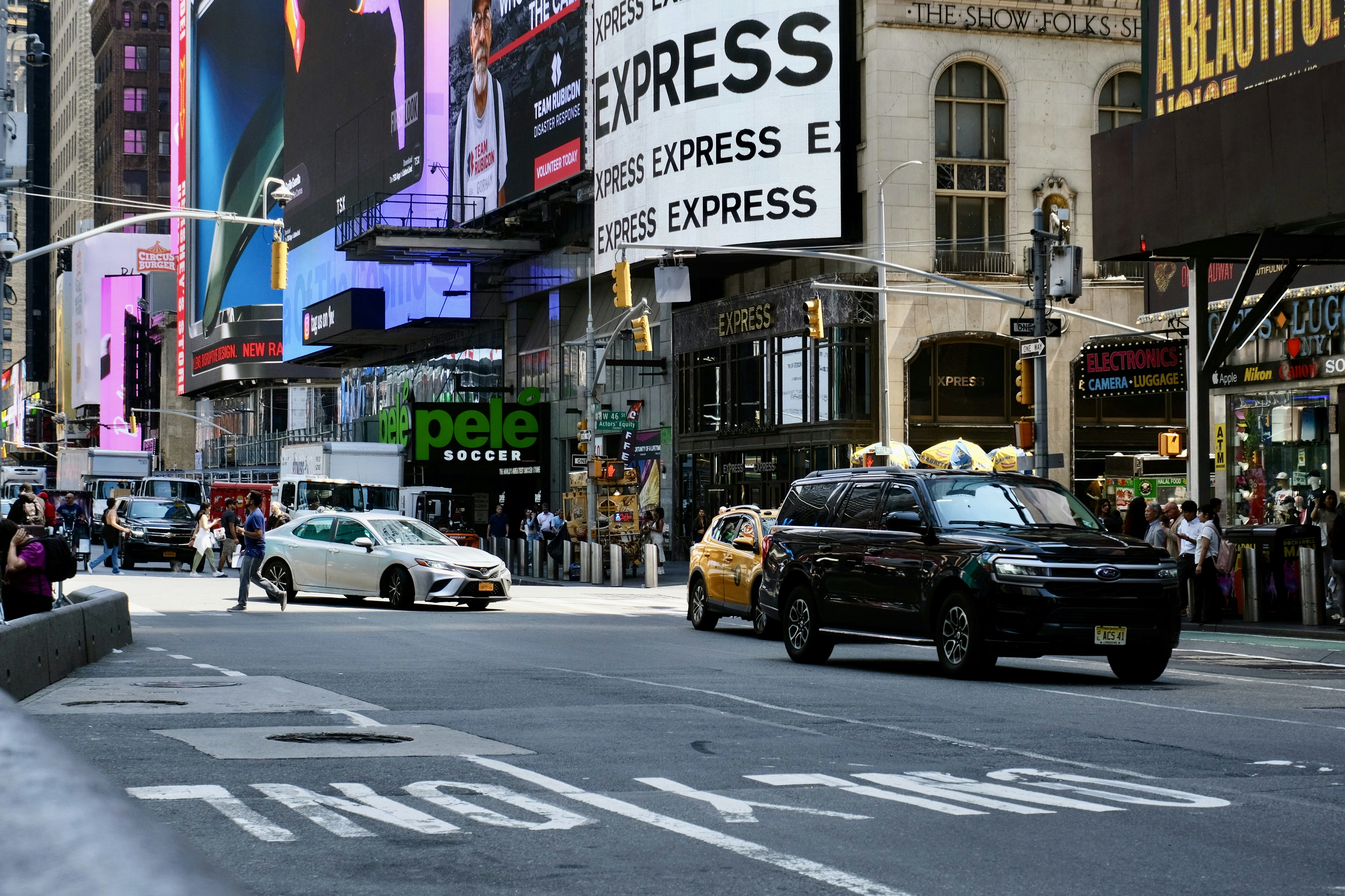 Busy New York street representing the business environment - Marketing automation New York
