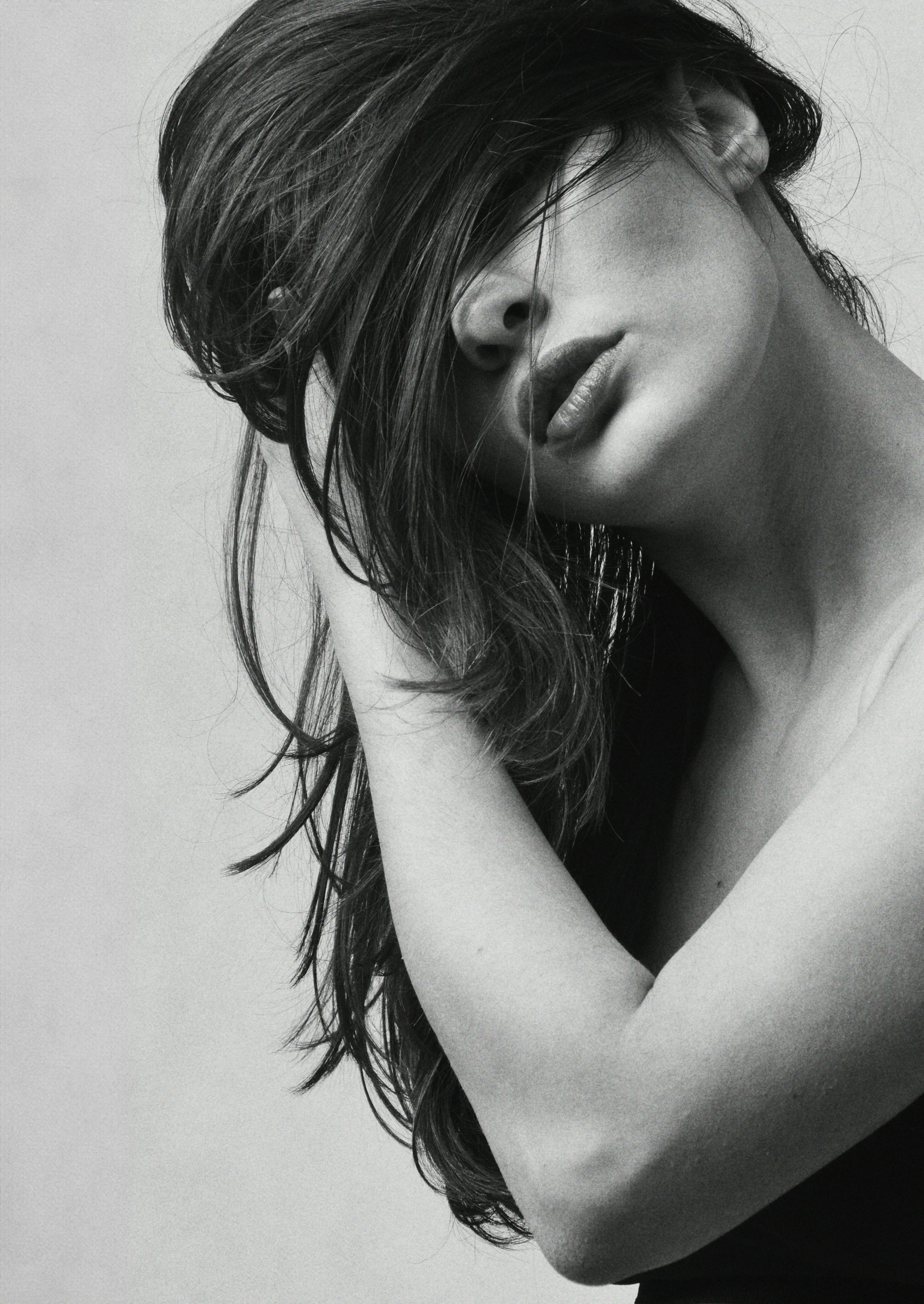 Ein Schwarz-Weiß-Foto einer Frau, deren Haare im Wind wehen