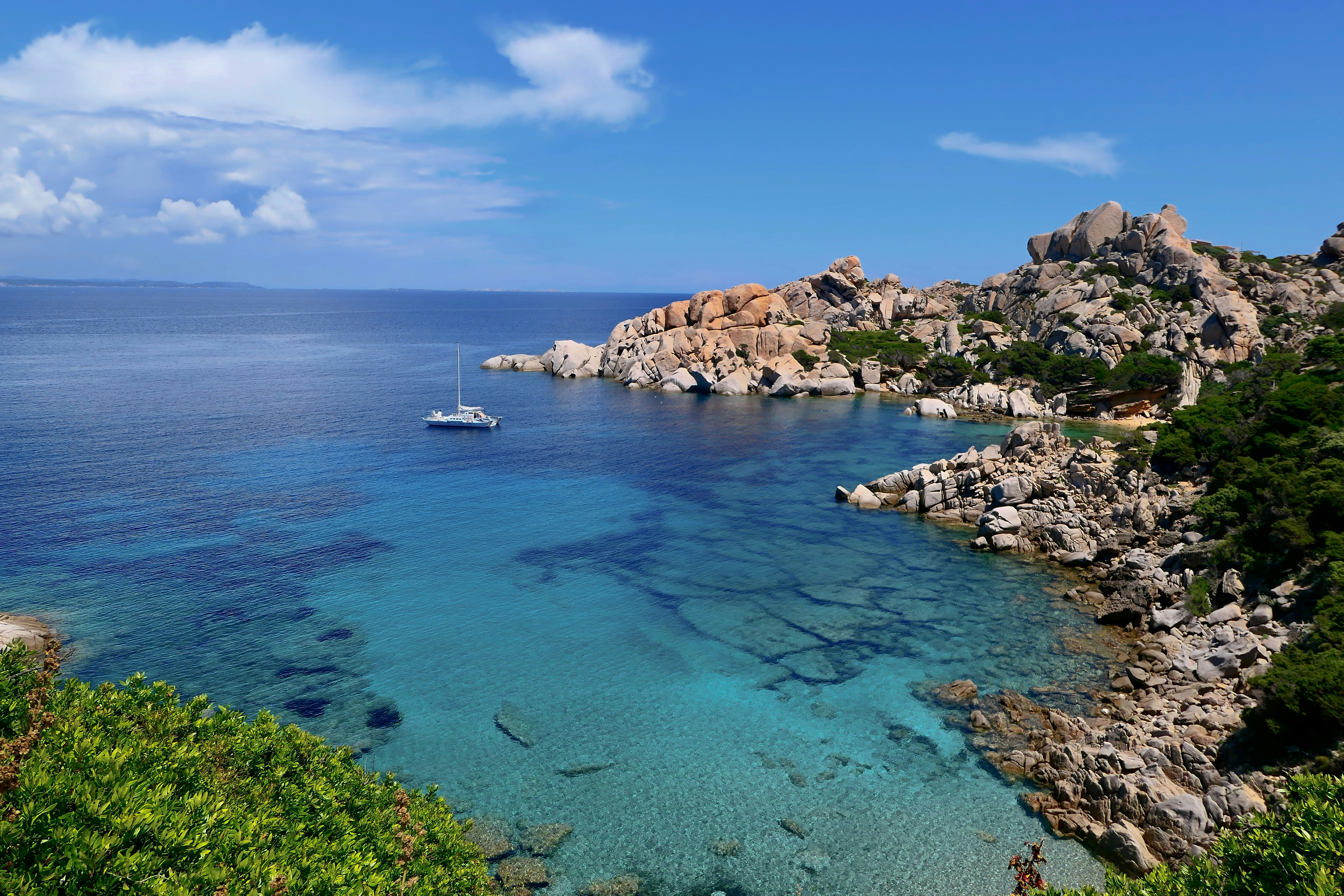 Blick auf einen Strand mit einem Boot im Wasser