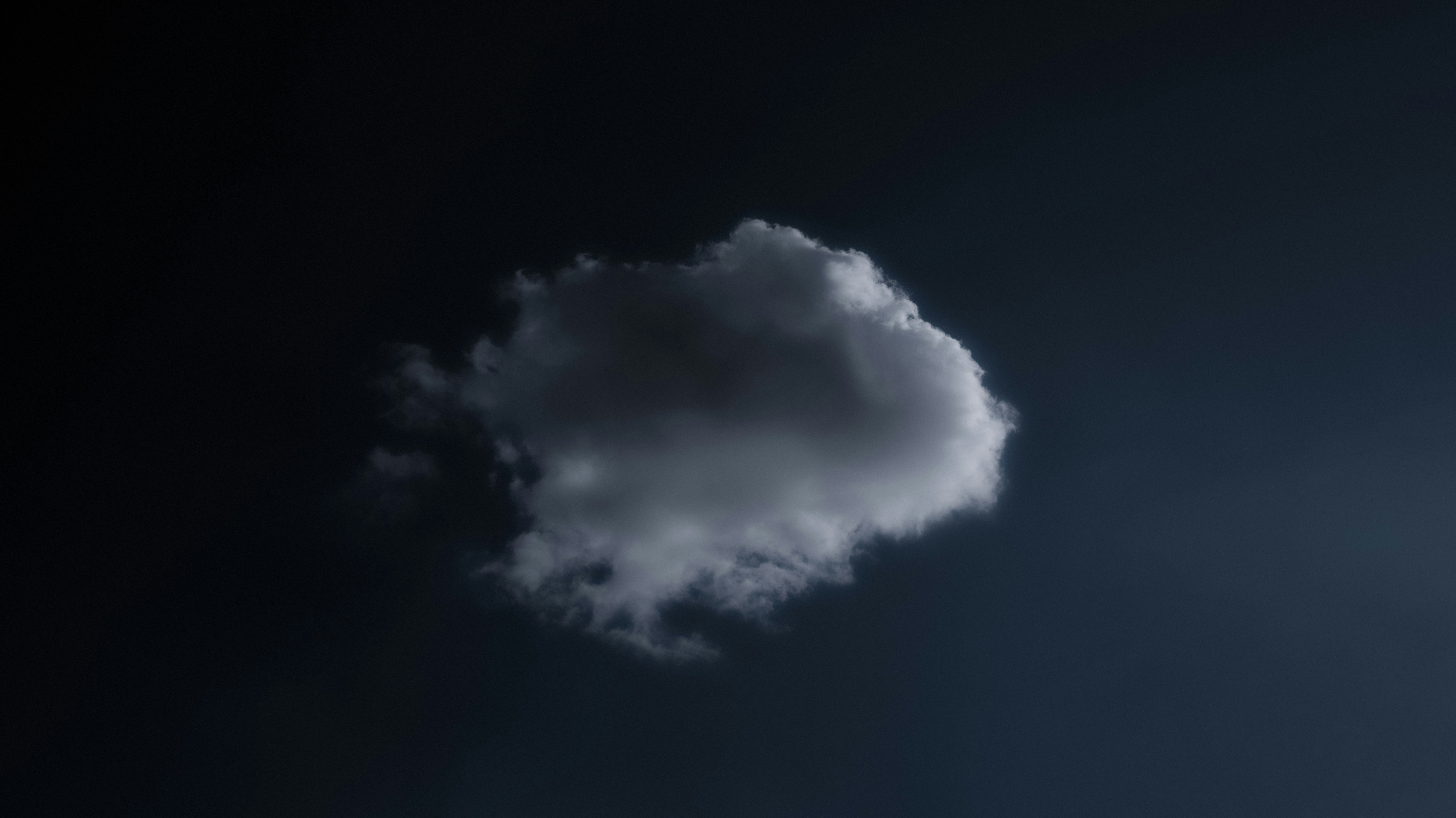 Una nuvola nel cielo con uno sfondo scuro