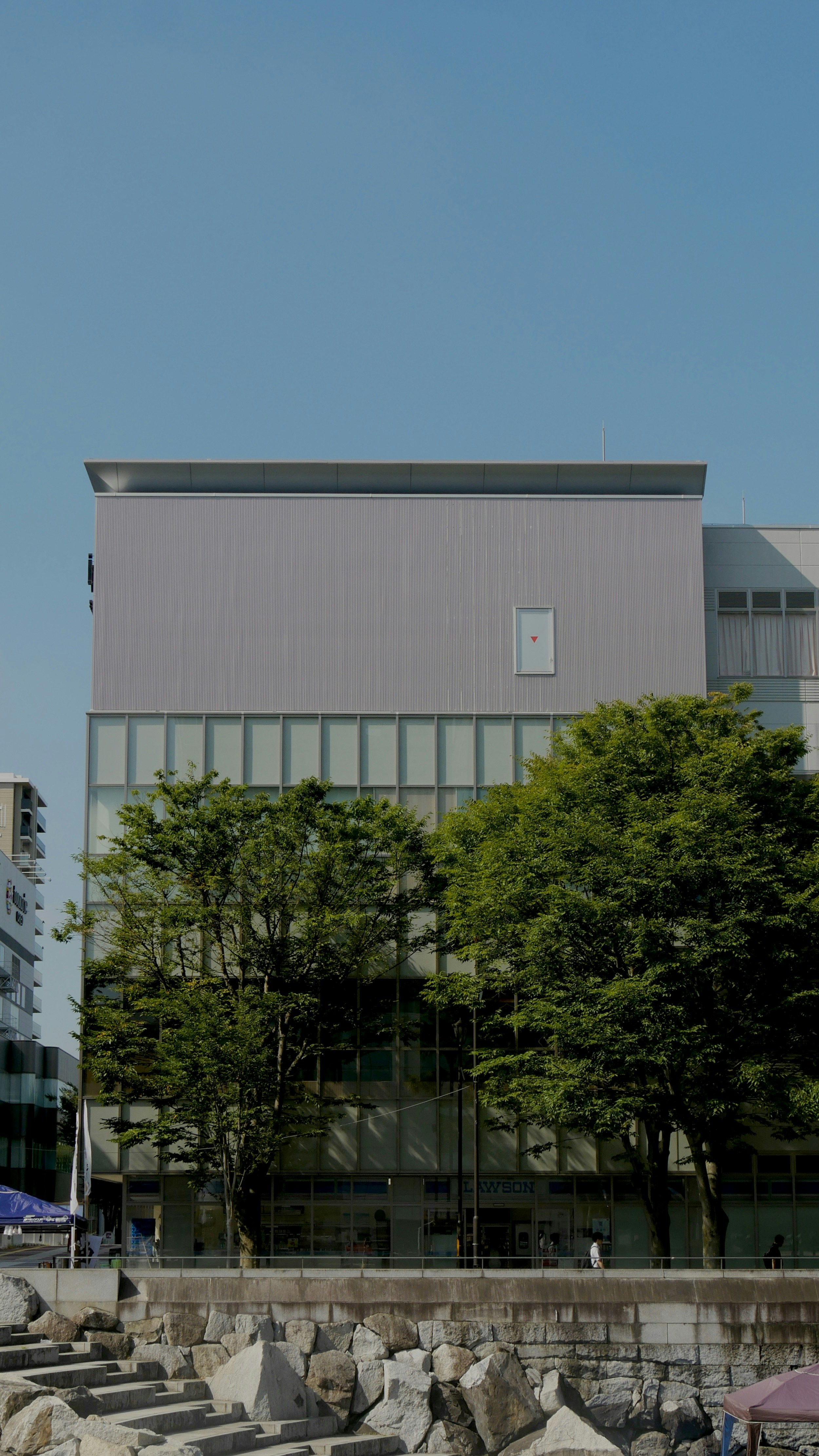 Ein großes Gebäude mit einem Uhrturm davor