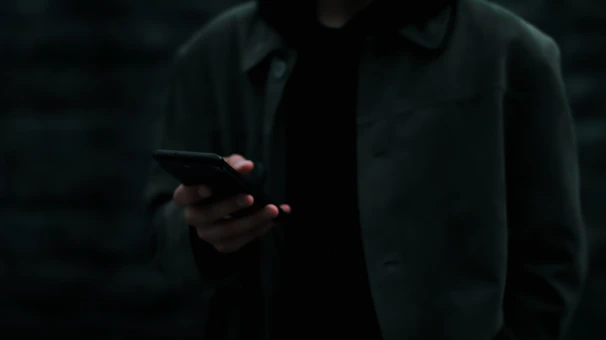 A man holding a cell phone in his hand