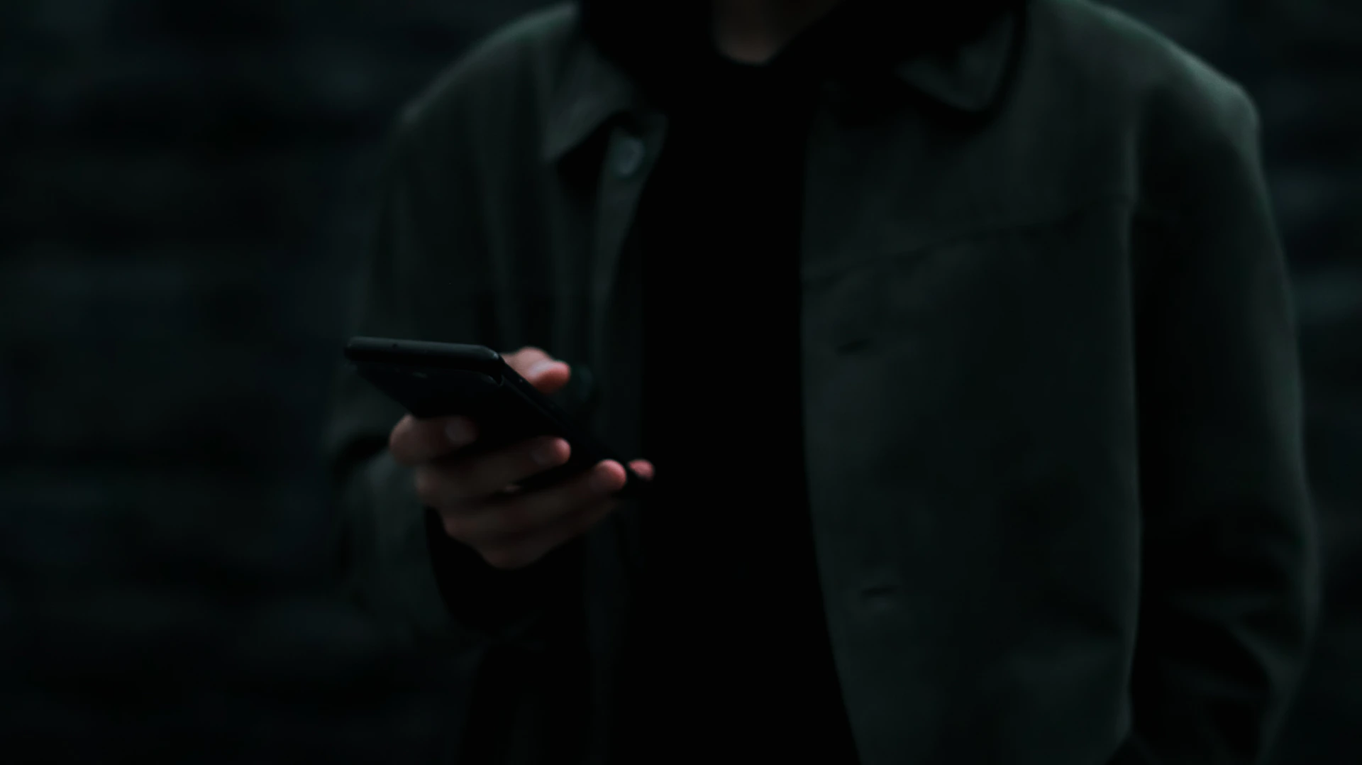 A man holding a cell phone in his hand